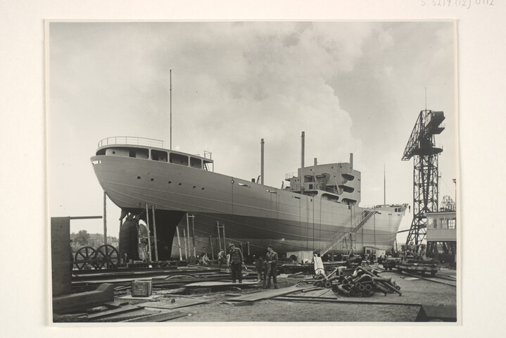 S.5219(12)0112; Foto's van de tewaterlating van het Finse vrachtschip ss. 'Pamilo' voor Enso Gutzeit te Helsinki vanaf de dwarshelling van de ASM; fotoreportage