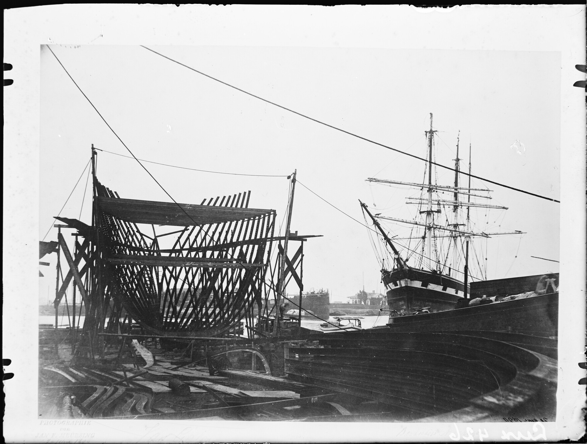 S.1156(06)157b; Reproductie glasnegatief van het stalen barkschip Van Galen in aanbouw op de werf De Nachtegaal; negatief