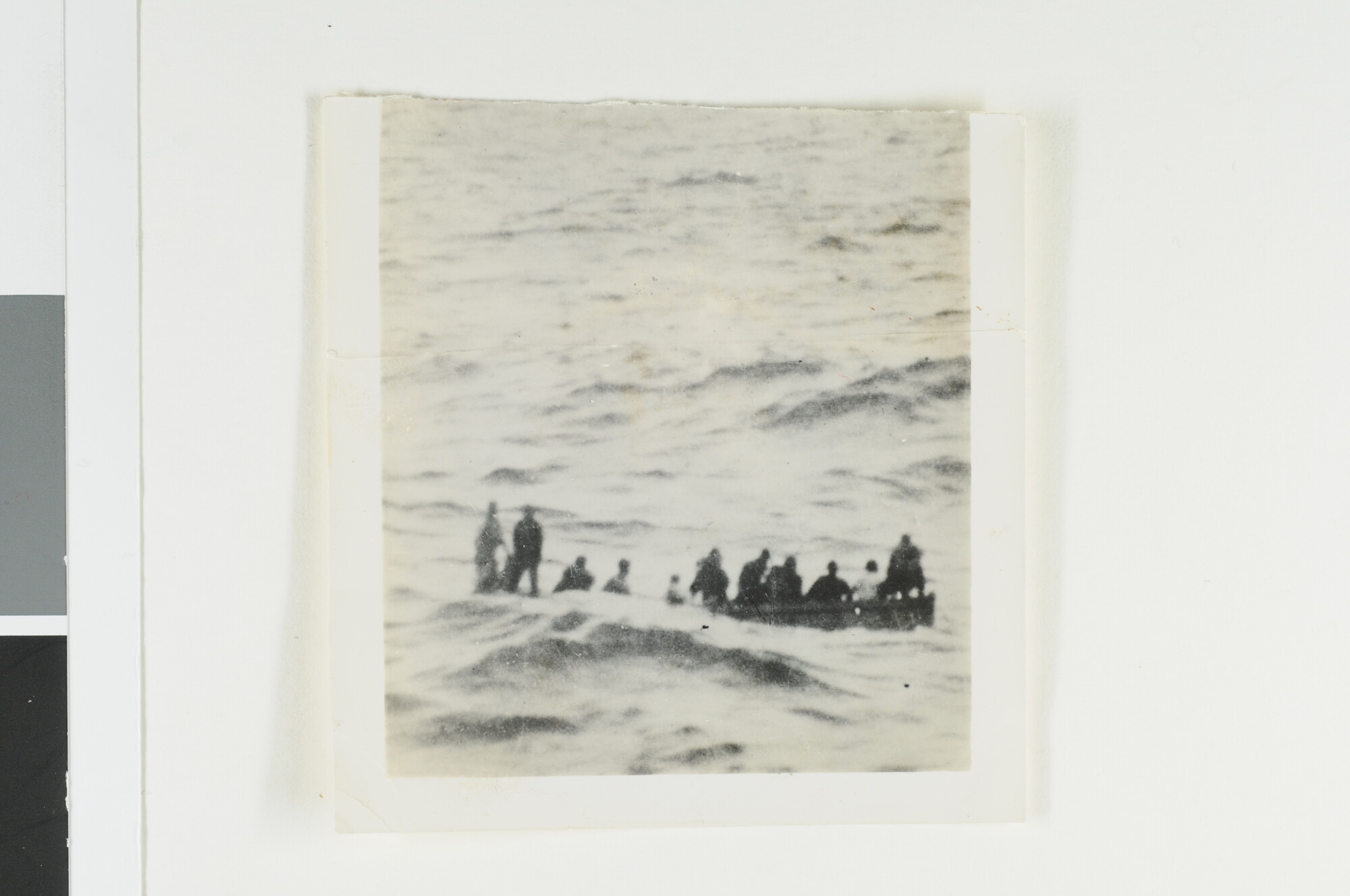 S.5647(146)a; Klein mapje met foto's over het gebruik en de voordelen van Flemming Hand Propelled Lifeboats; fotoalbum