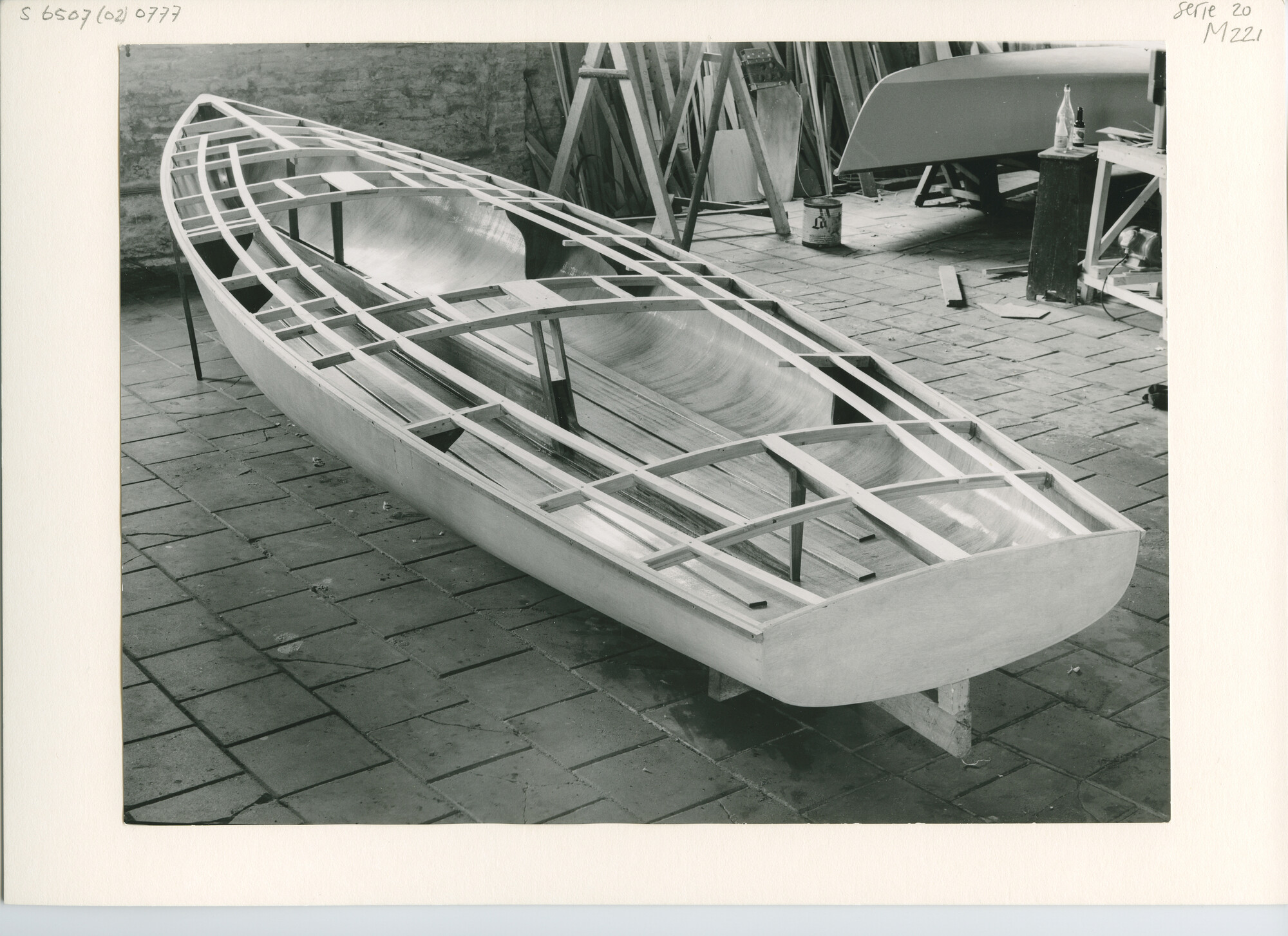 S.6507(02)0777.01; Zwart-wit foto van een FD in aanbouw bij jachtwerf Schooneveldt.; foto