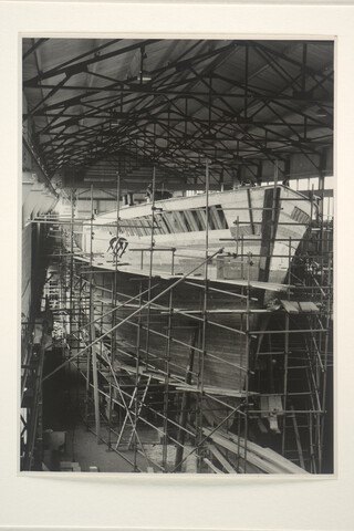 S.5219(12)0124; De onder MDAP-voorwaarden in aanbouw zijnde houten kustmijnenveger Hr.Ms. 'Venlo' (M 817) bij de ASM te Arnhem, december 1954; foto