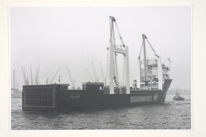 S.5219(12)0650; Foto van de proeftocht van het zwaar-transportschip ms. 'Happy Rider' van Mammoet Transport Amsterdam [...]; foto