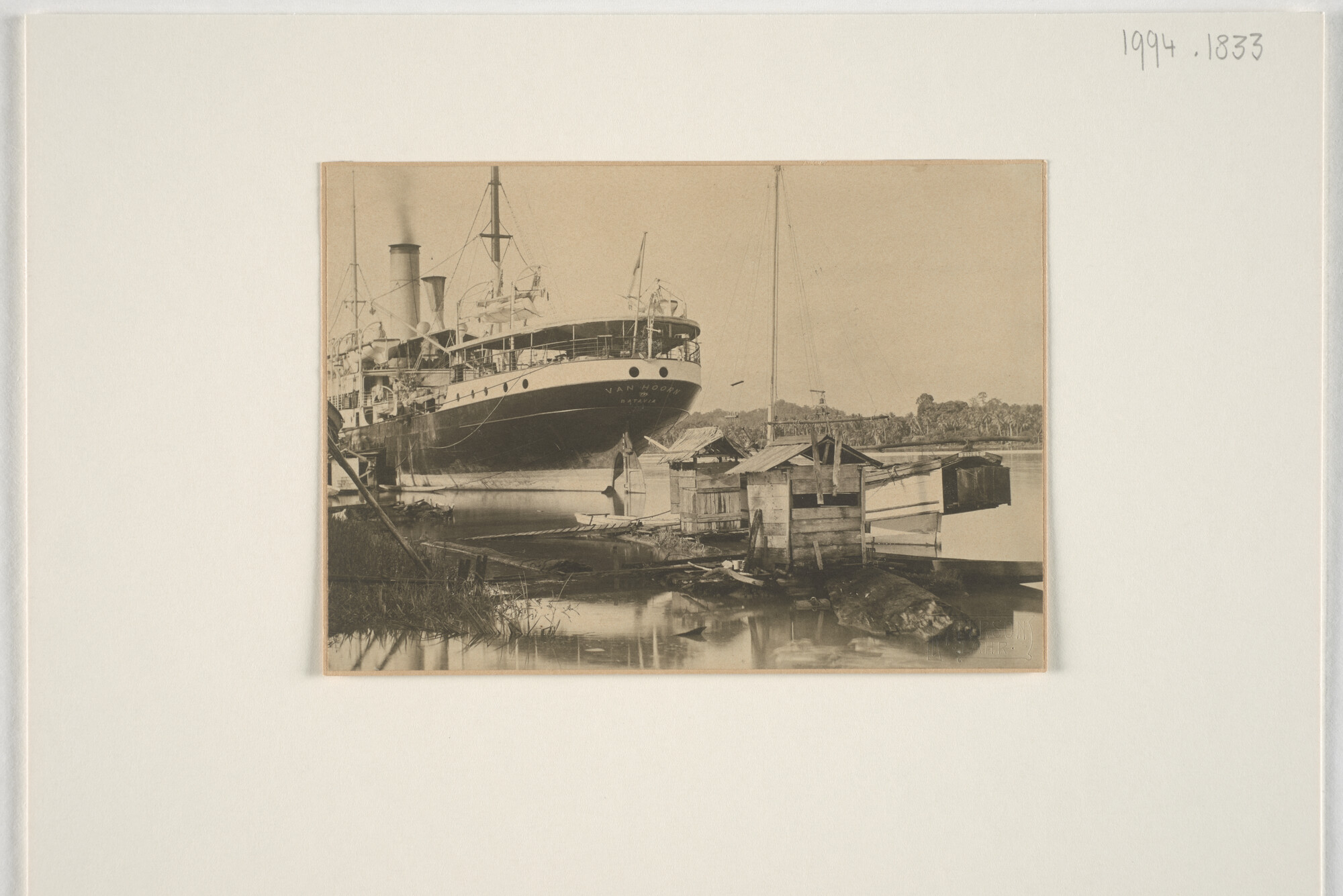 1994.1833; Het ss. 'Van Hoorn' aan de steiger te Boelongan; foto