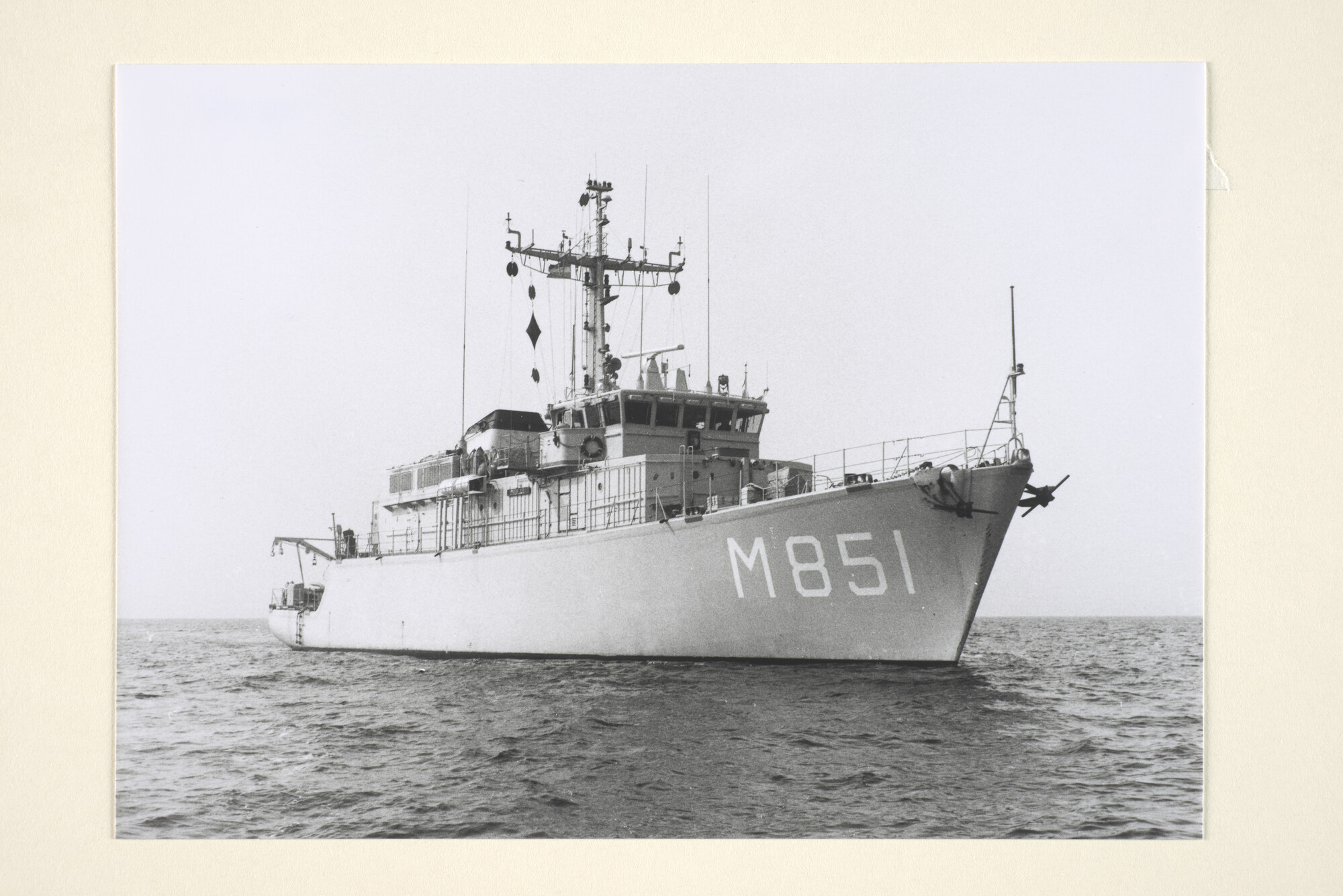 1995.1016; De mijnenjager Hr.Ms. 'Delfzijl' (M 851) op zee, april 1993 (Vooraanzicht); foto