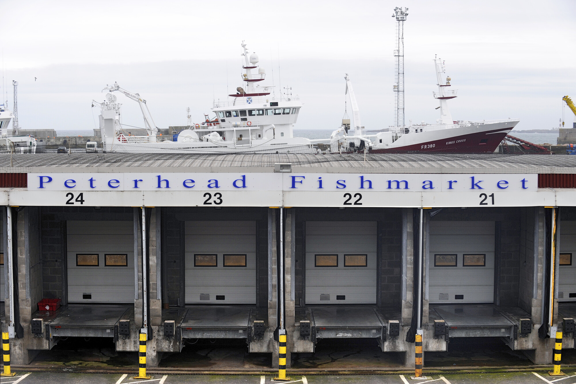 2019.0238; Kleurenfoto van de vismarkt in de haven van Peterhead in Schotland, 2008; foto