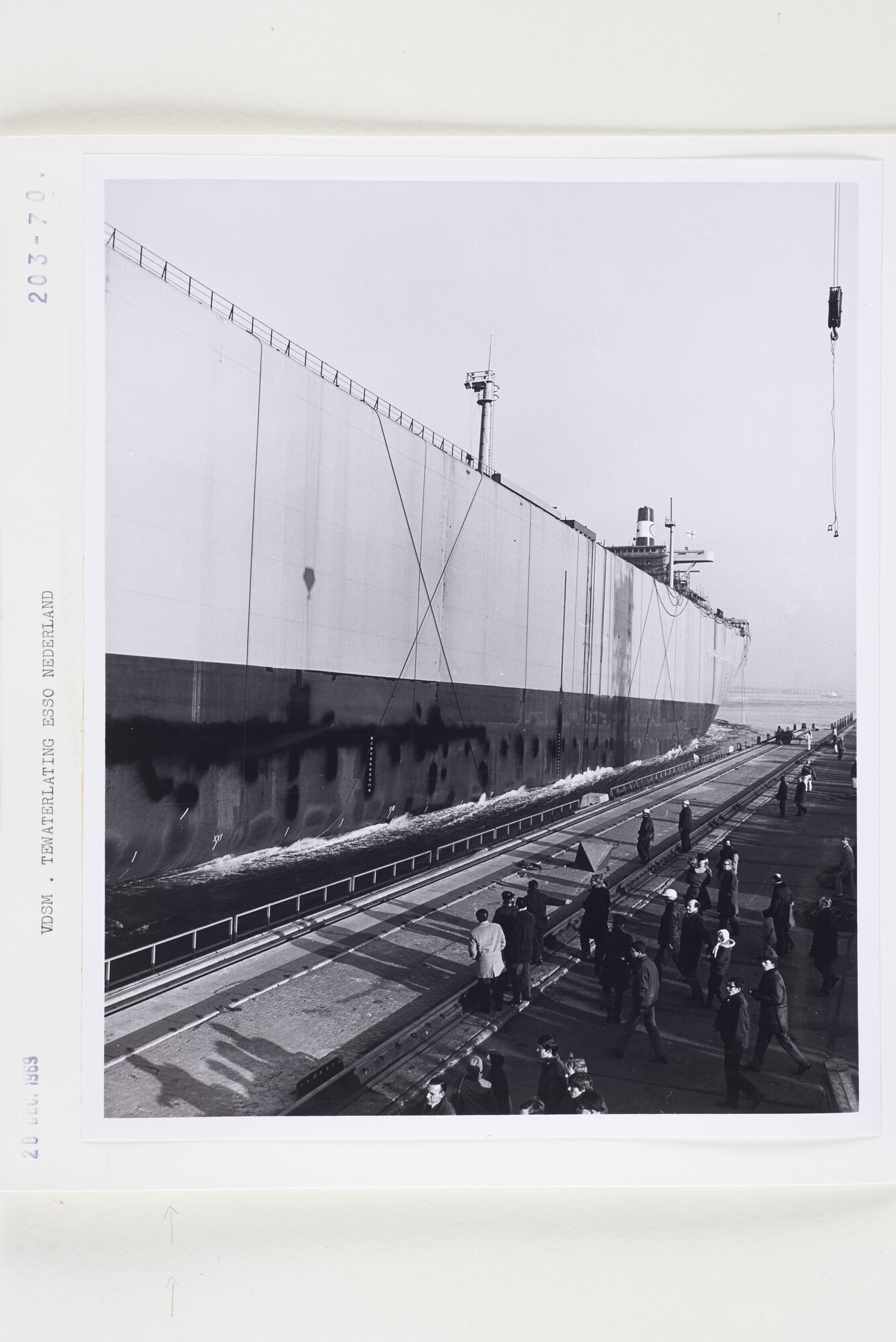 S.5444(5082)08; Foto van de tewaterlating van de mammoettanker Esso Nederland bij de VDSM; foto