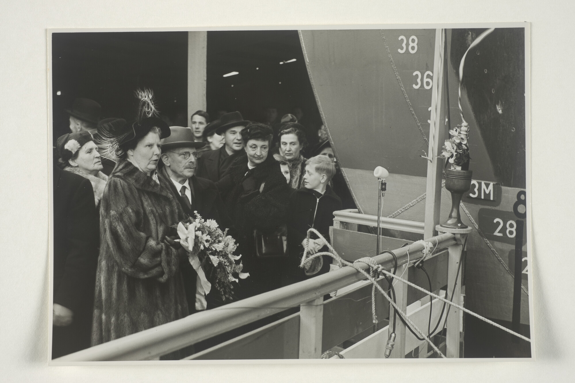 2000.1141; Foto's van de doop en tewaterlating van het vrachtschip ms. 'Karimata' van de SMN bij de werf van P. Smit Jr; fotoreportage