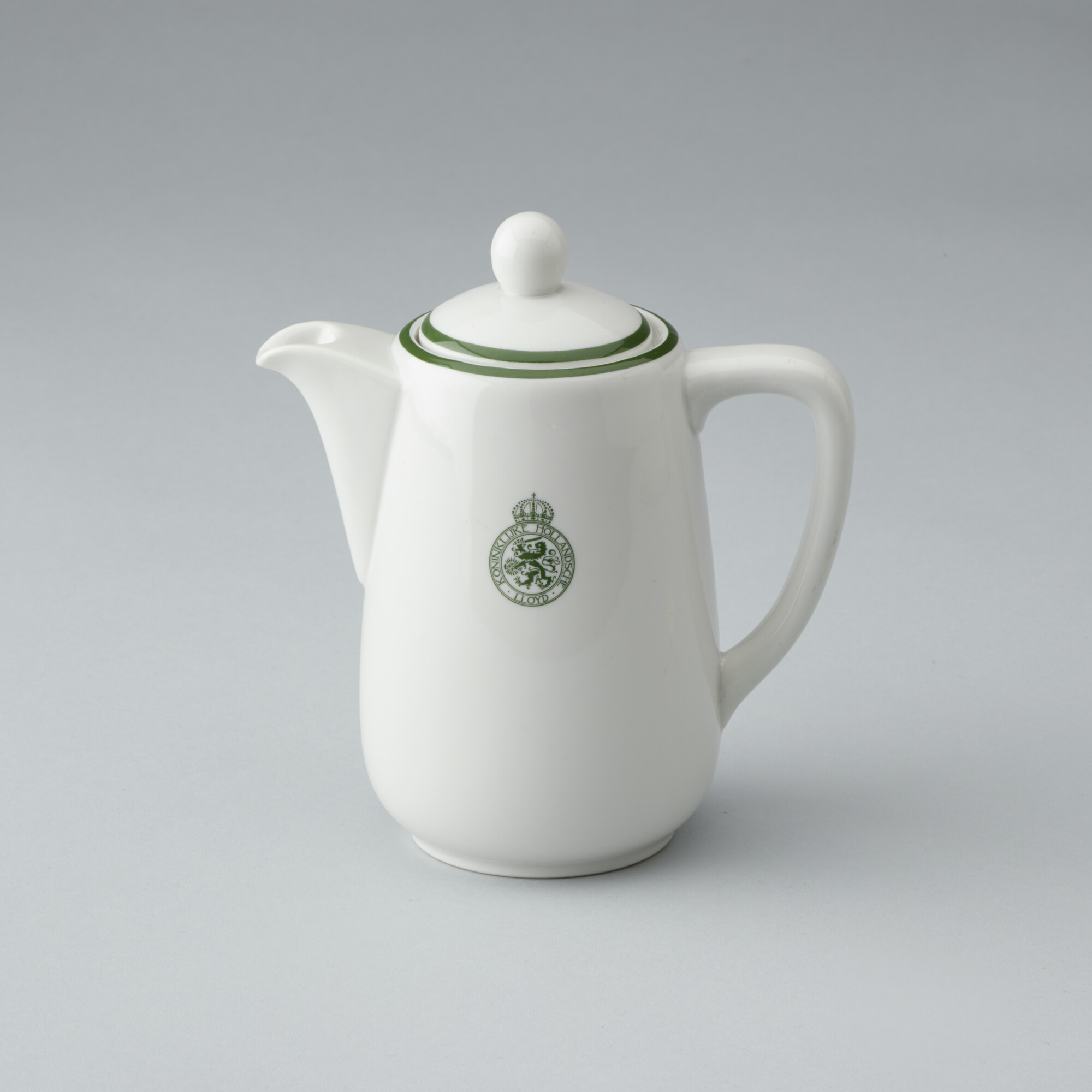 S.6483(2085); Koffiepot van porselein, klein model, met het logo van de Koninklijke Hollandsche Lloyd; koffiepot