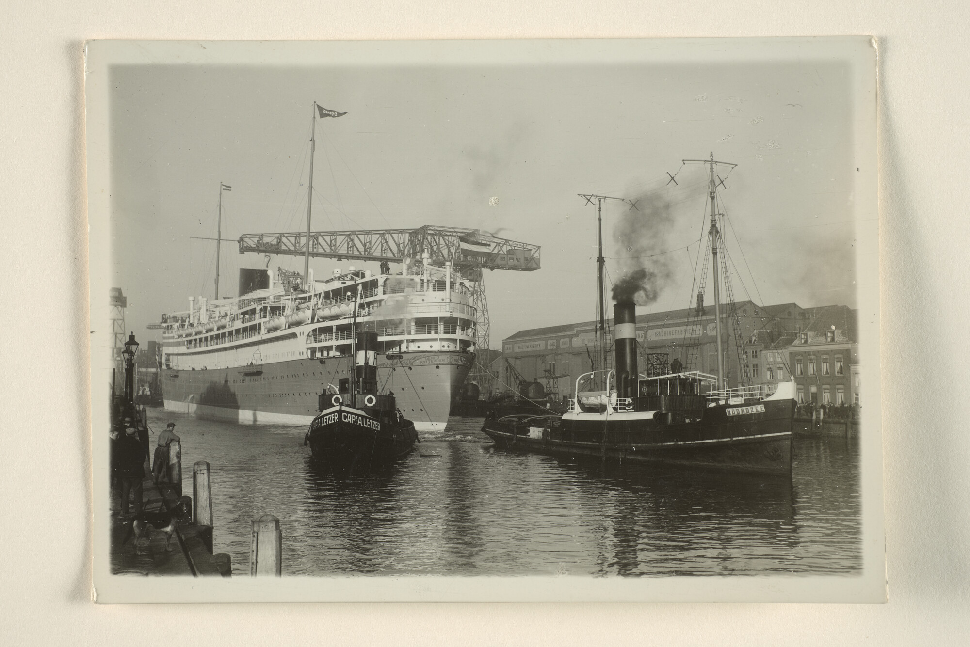 1995.5152; Het passagiersschip ms. 'Dempo' van de Rotterdamsche Lloyd vertrekt met hulp van sleepboten vanaf de afbouwkade van de Koninklijke Maatschappij 'De Schelde' [...]; foto