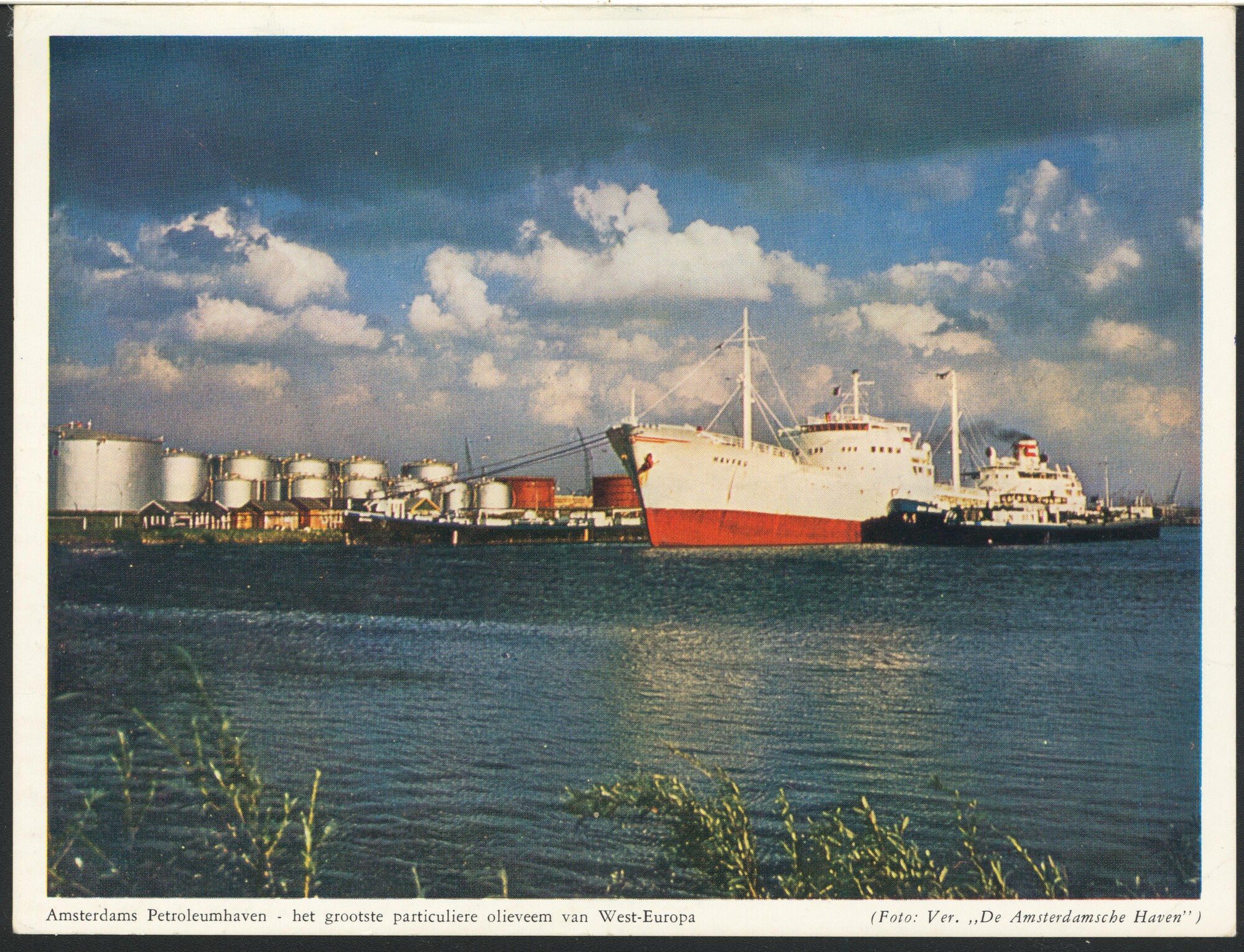 S.6408(0185); Een vrachtschip en een aantal kleinere schepen afgemeerd in de petroleumhaven [...]; reclamekaart