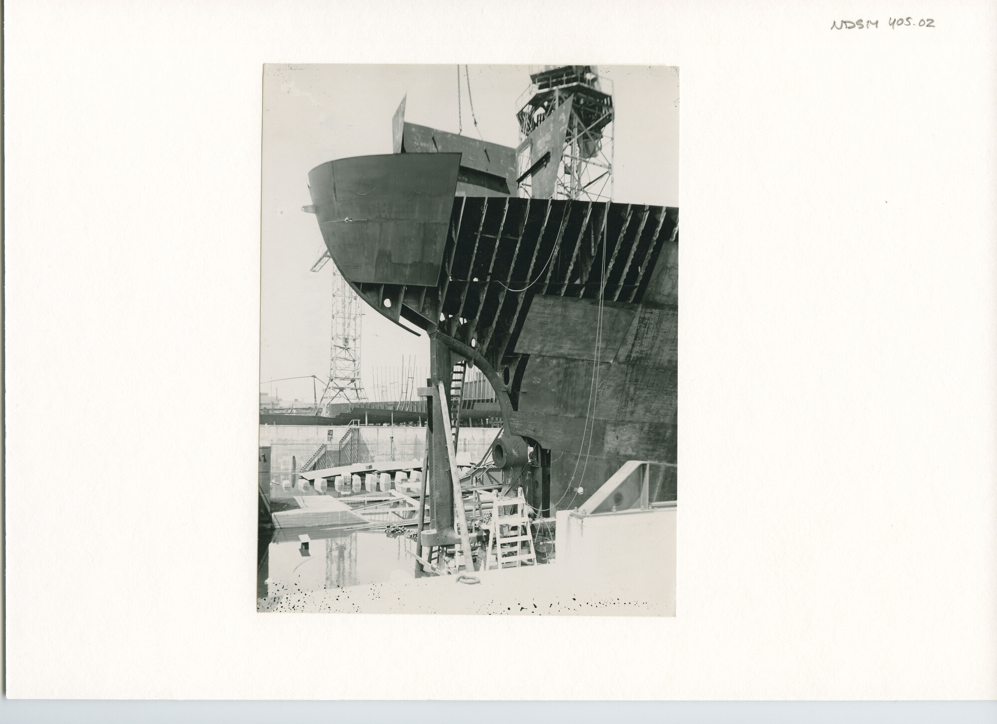 S.5444(1728); Foto van het Noorse vrachtschip ms. Bougainville in aanbouw bij de NDSM; foto
