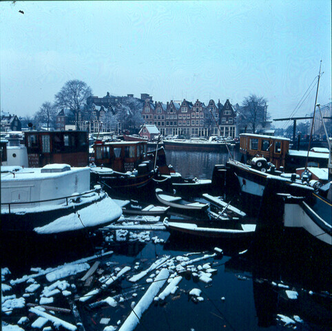 S.9100(4525); Dia (sfeerfoto) besneeuwde schuiten in de Zandhoek; diapositief