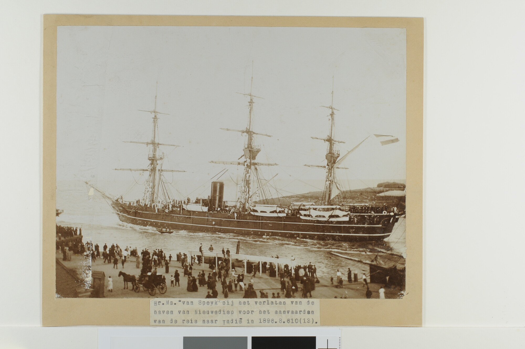 S.0610(12)c; Het fregat Hr.Ms. 'Van Speijk' bij het verlaten van de haven van het Nieuwe Diep (Den Helder) voor de reis naar Nederlands-Indië; foto