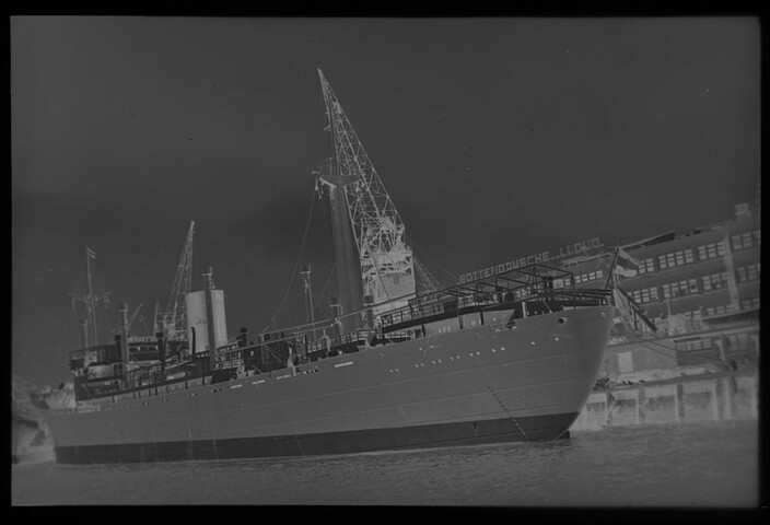 1995.5289; Het vrachtschip ms. 'Slamat' van de Koninklijke Rotterdamsche Lloyd ligt afgemeerd aan de kade te Rotterdam bij het kantoor van de Rotterdamsche Lloyd; negatief