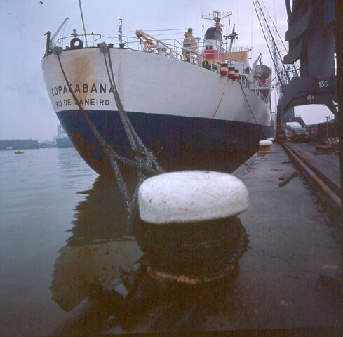 S.9100(8366); Dia van het Brazaliaanse vrachtschip ms. Copacabana van achteren gezien [...]; diapositief