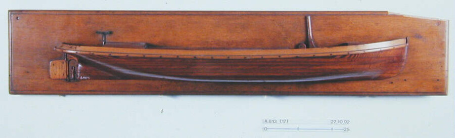 A.0813(17); Halfmodel van een motorschip voor de binnenvaart; scheepsmodel