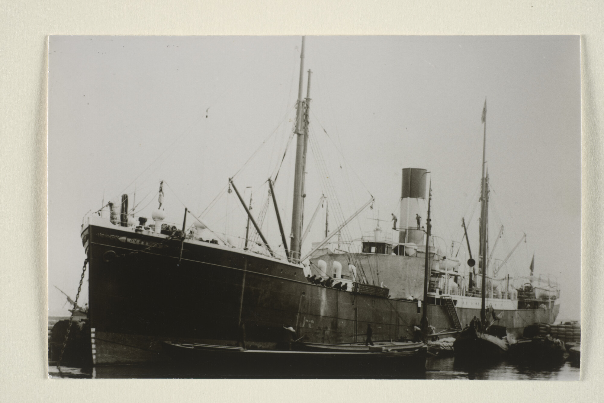 1995.5452; Het vrachtschip ss. 'Pyrrhus' van de Nederlandsche Stoomvaart Maatschappij "Oceaan" ligt vermoedelijk afgemeerd in de haven van Amsterdam; foto