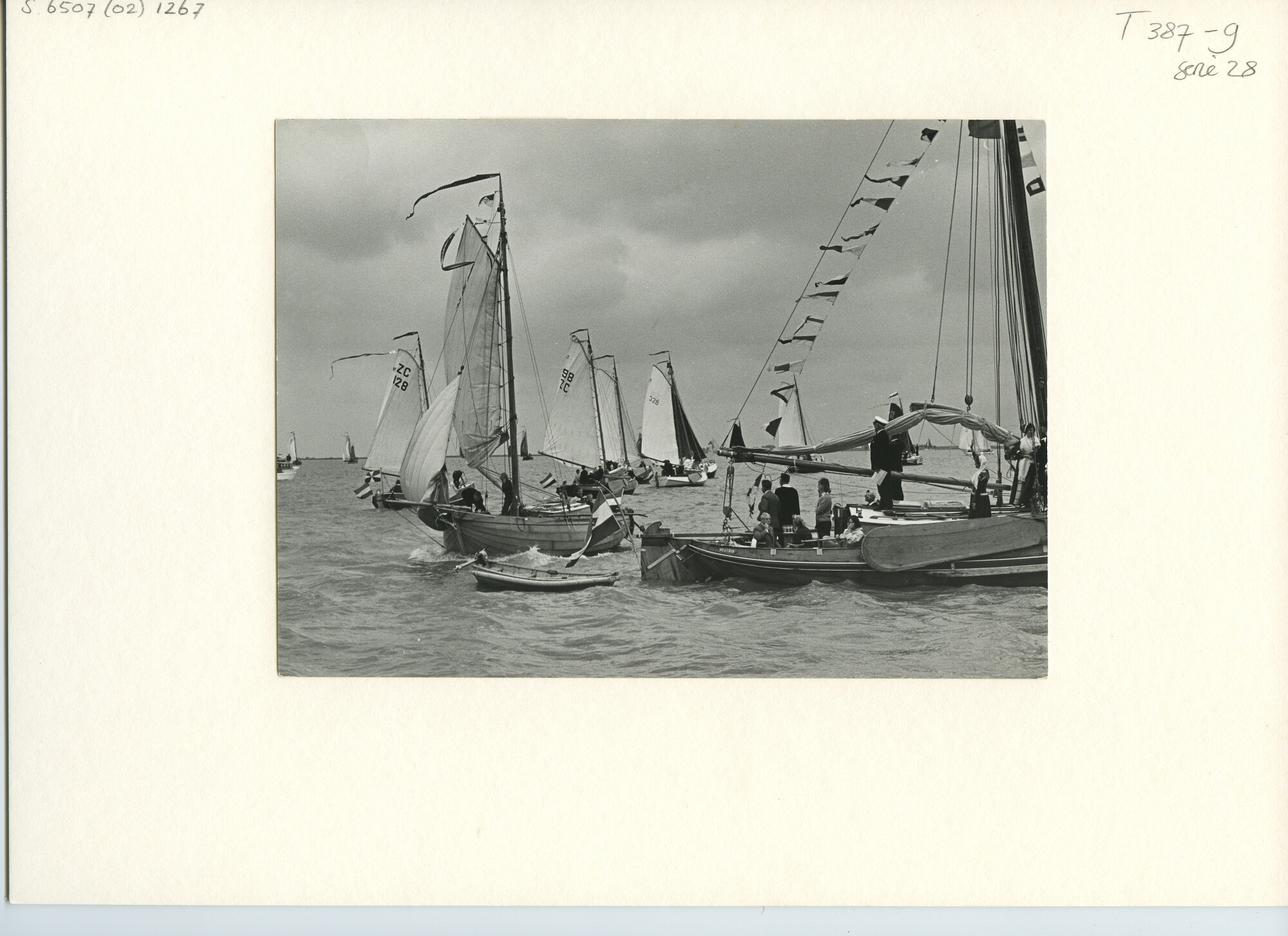 S.6507(02)1267.01; Zwart-wit foto van de reunie ronde en platbodemjachten te Monnickendam; foto