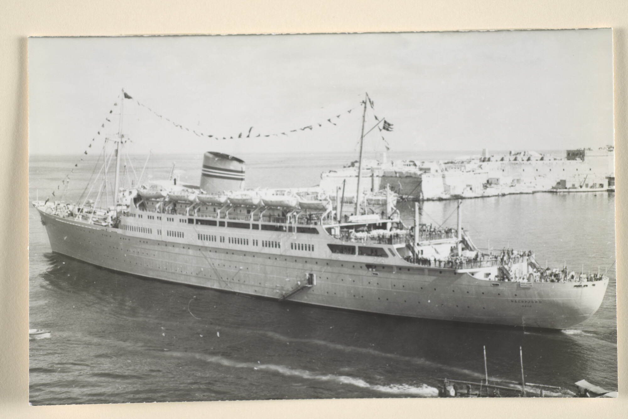 1996.1003; Het Noorse passagiersschip ms. 'Oslofjord' van de Norske Amerikalinje verlaat de haven van Malta; foto