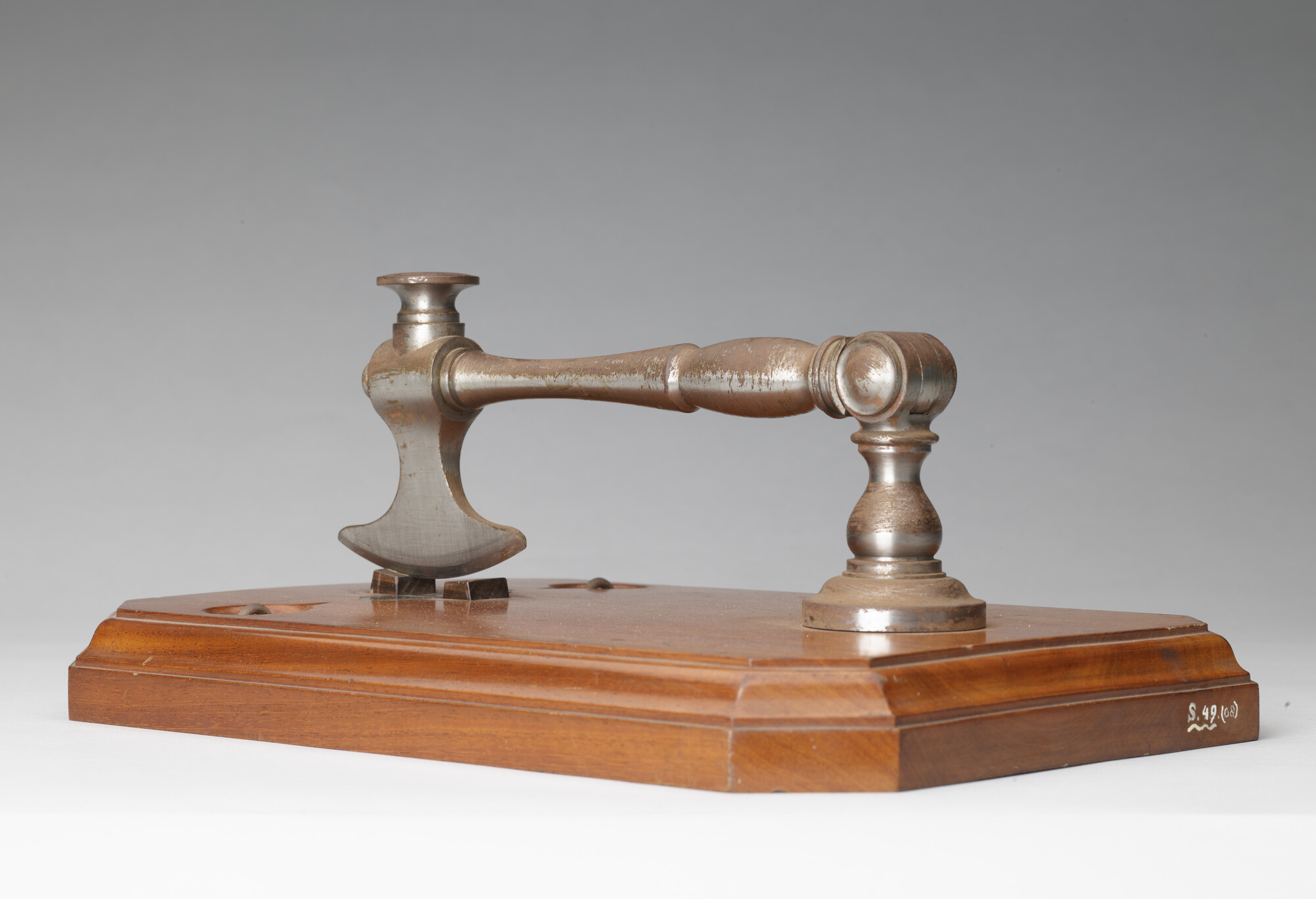 S.0049(08); Herdenkingsbijl, gebruikt bij het tewaterlaten van schepen te Amsterdam; bijl