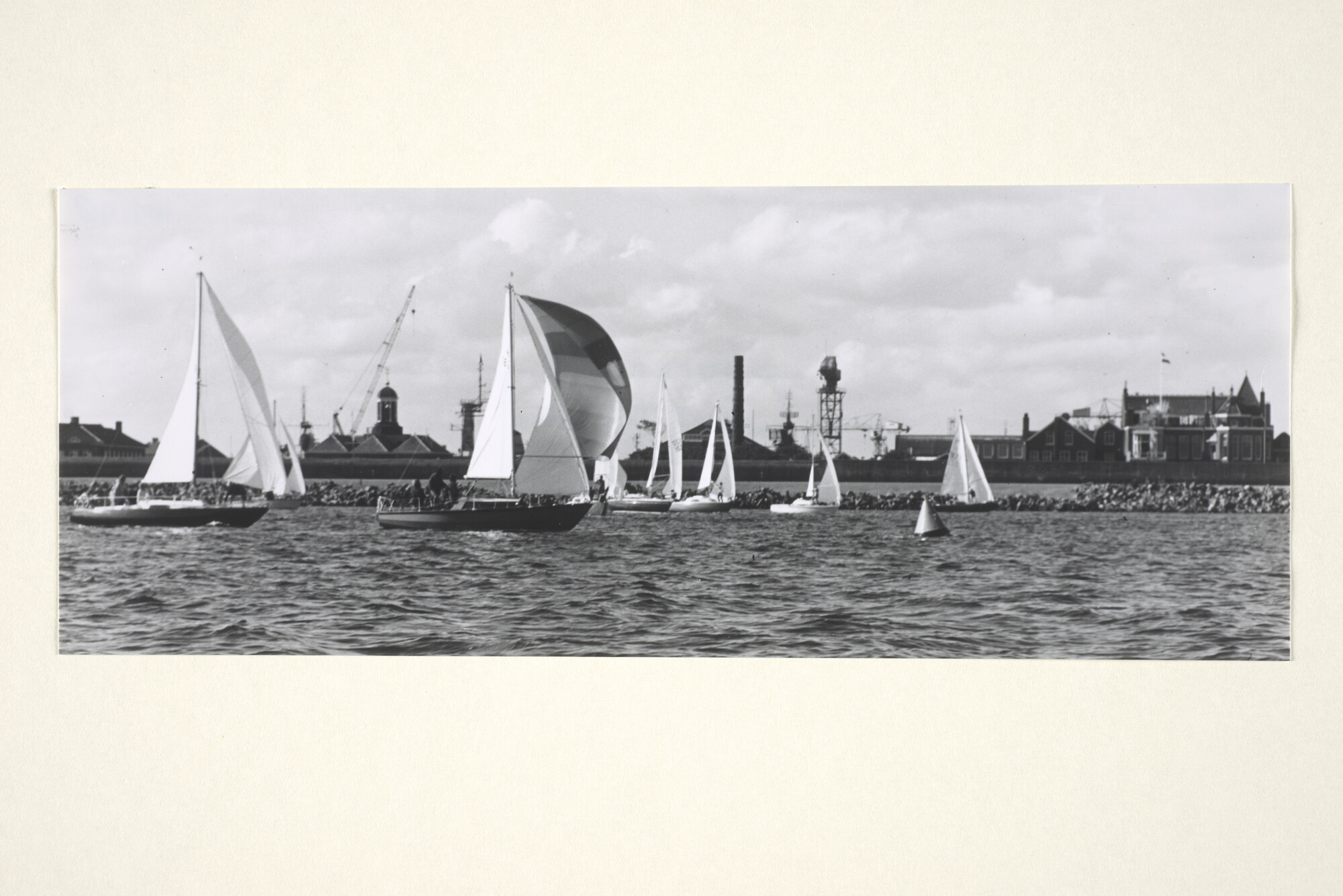 1997.1758; Zeilwedstrijden op het Nieuwe Diep bij Den Helder; foto