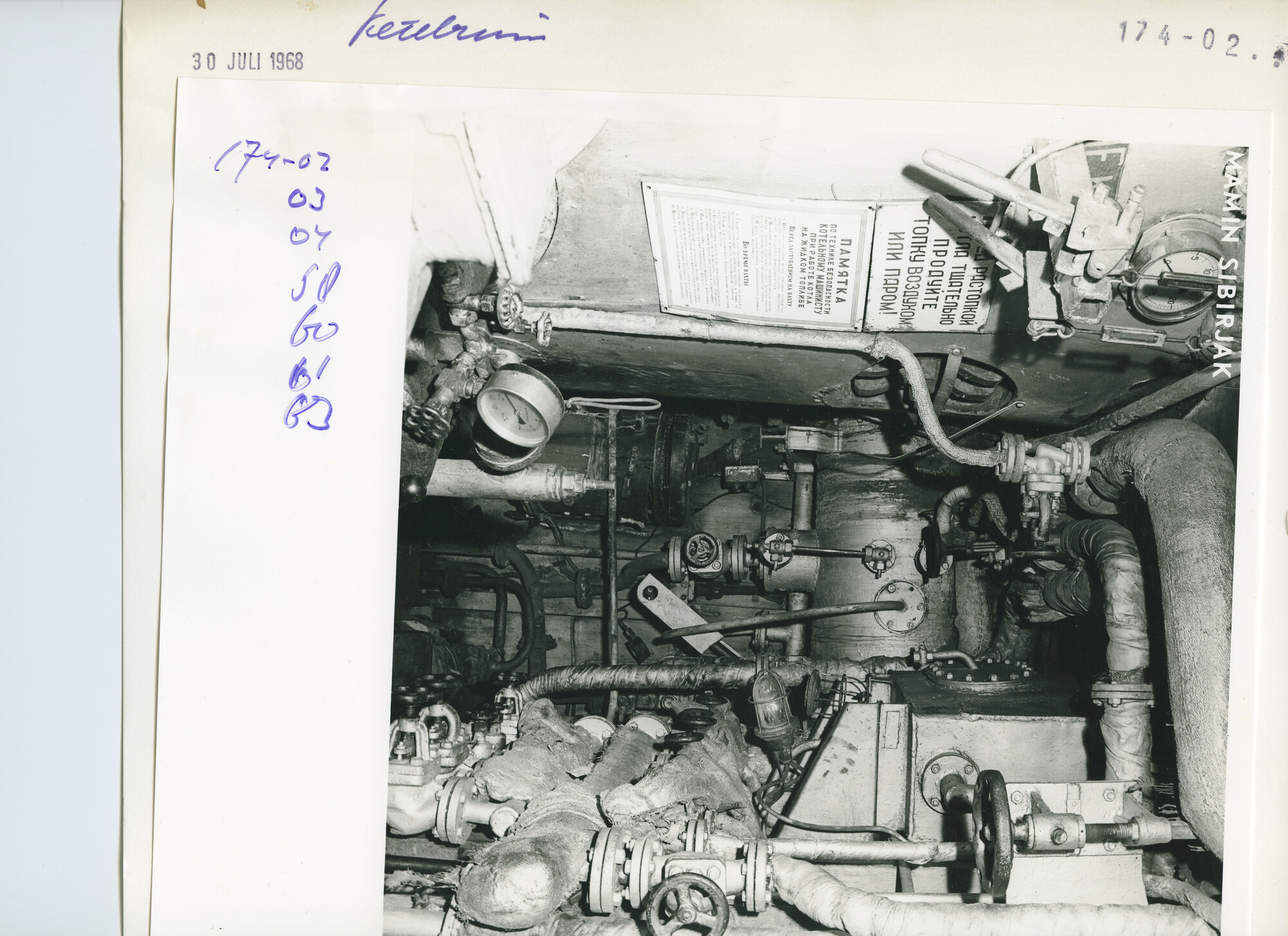 S.5444(04945)02; Interieurfoto van de machinekamer en het kombuis van het Sovjet visfabriekschip annex hektrawler 'Mamin Sibirjak' (M 403) tijdens een reparatiebeurt [...]; foto