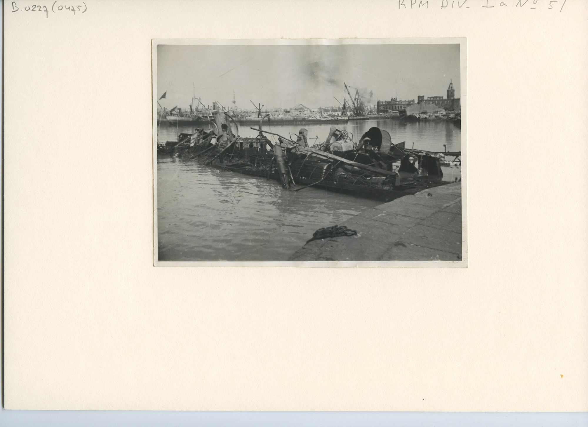 B.0227(0475); Het totaal uitgebrande en gezonken wrak van ms. 'Tinombo' na de explosie van het Britse ss. 'Fort Stikine' te Bombay op 14 april 1944; foto