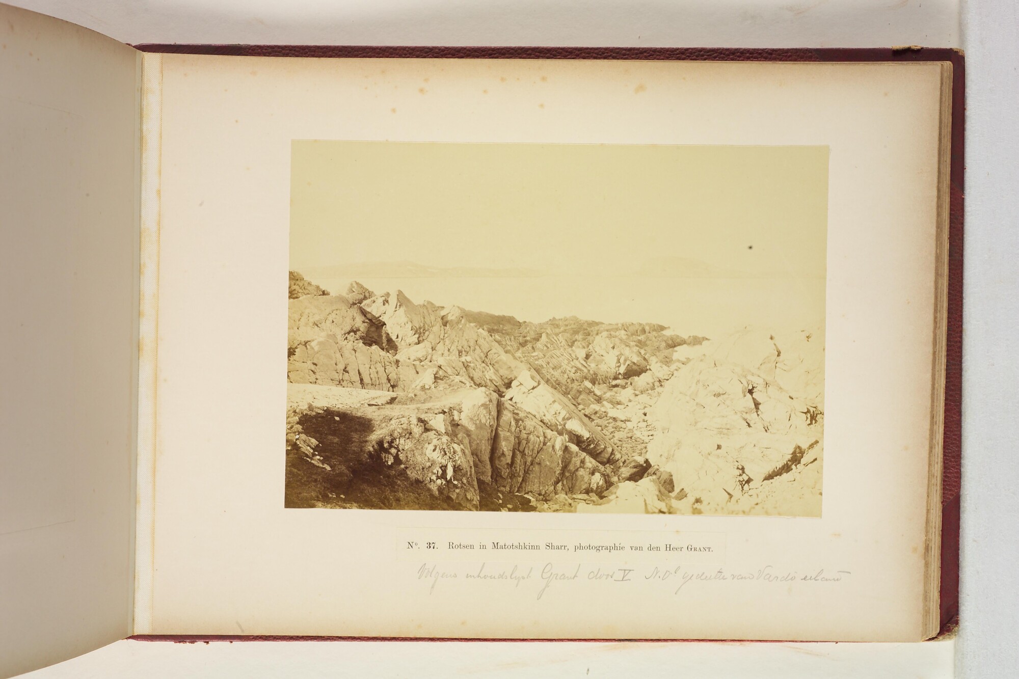 A.0345(06); Album met foto's van de Zesde Noordpoolexpeditie van de Willem Barents in 1883; fotoalbum