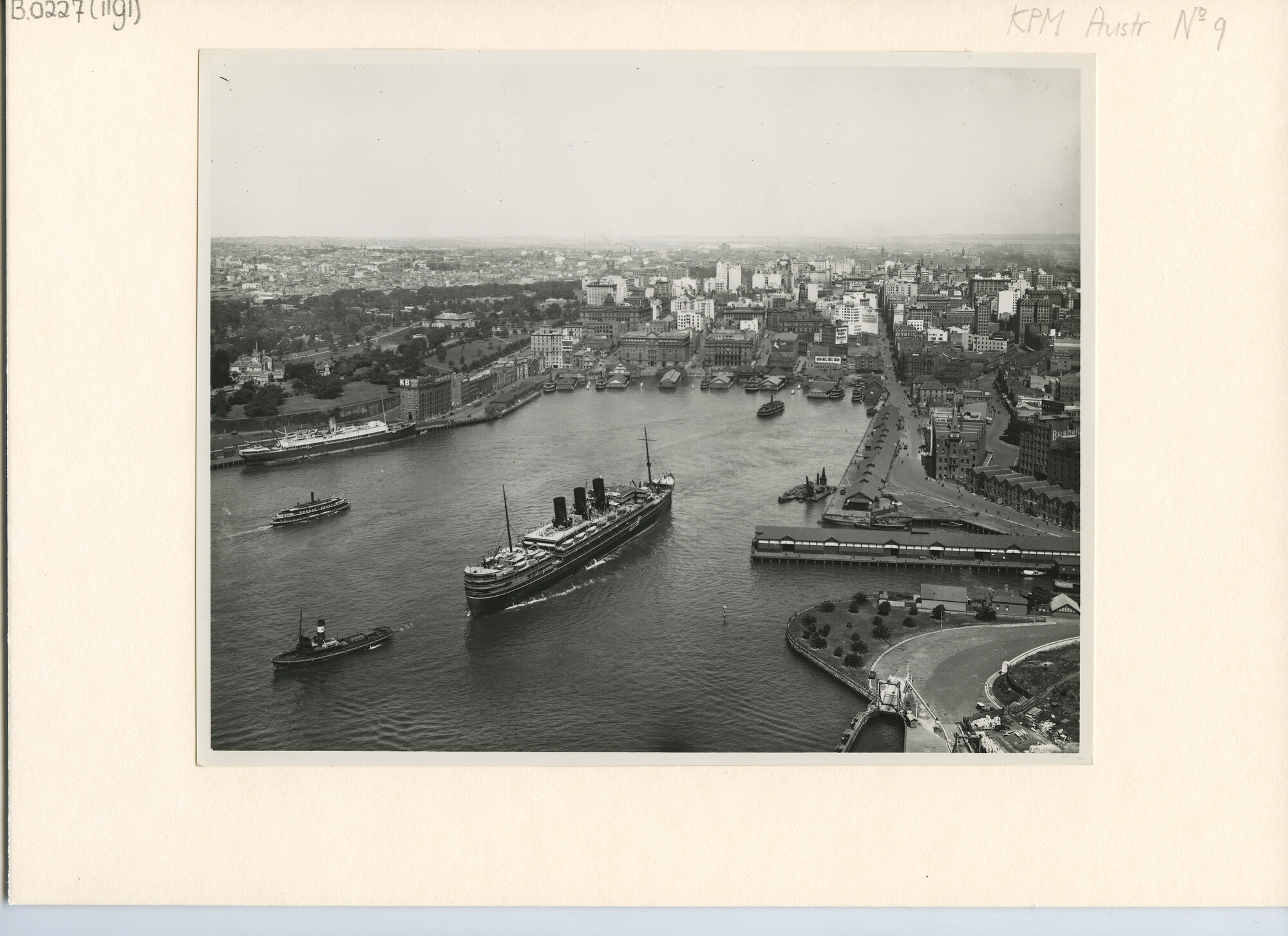 B.0227(1191); De haven van Sydney: een passagiersschip verlaat Sydney Cove (nabij Circular Quay [...]; foto