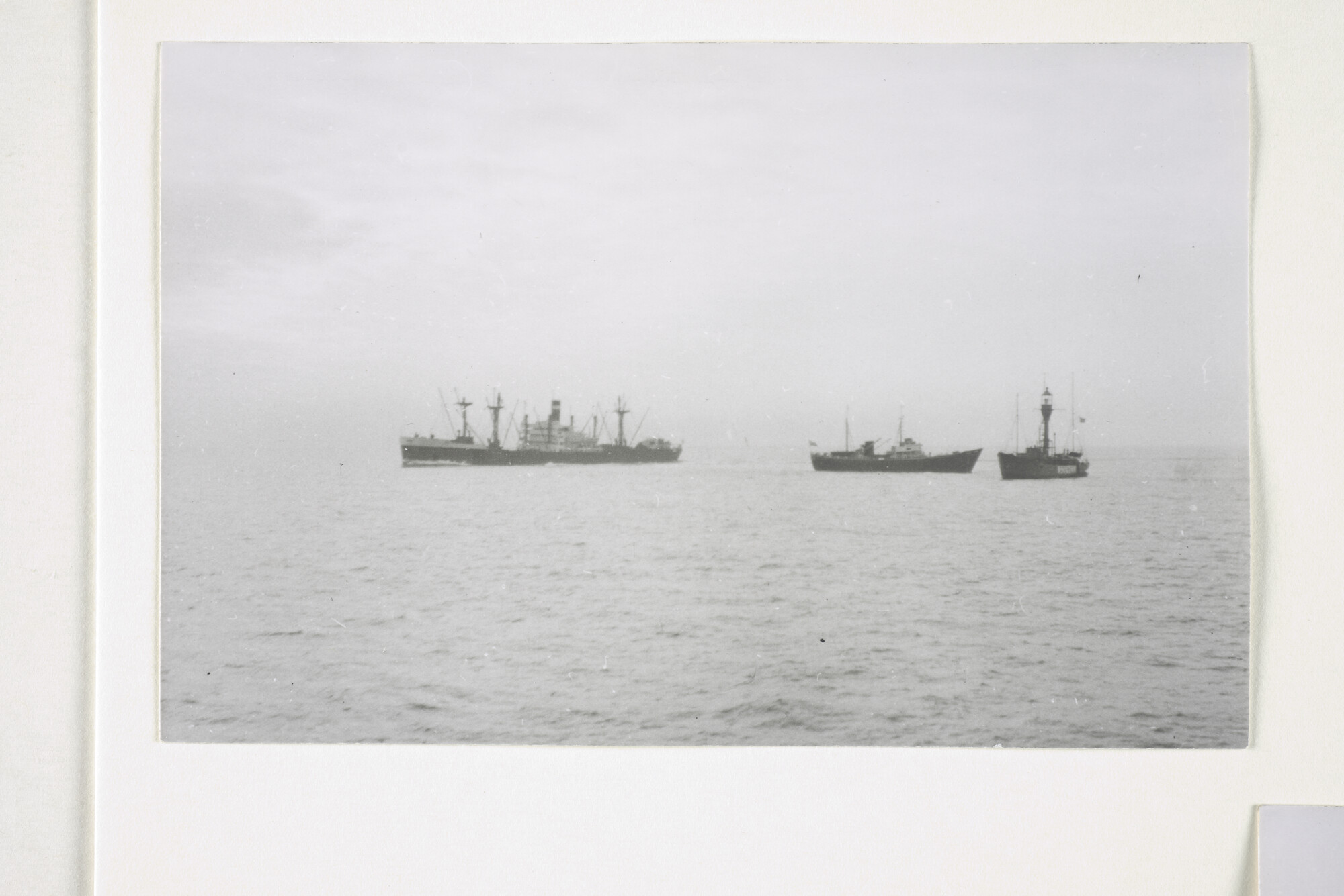 2000.1754; Negatieven van het loodsvaartuig 'Markab', gebouwd in 1948 bij Scheepswerf 'De Nieuwe Waterweg' tijdens de proefvaart, november 1948; negatief