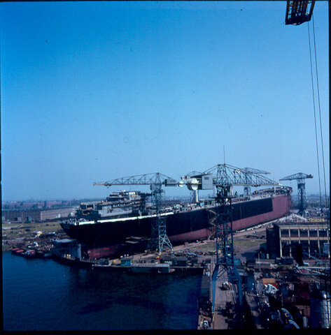 S.9100(2769); De Shell-tanker 'Neverita' tijdens de afbouw bij de NDSM in Amsterdam; diapositief