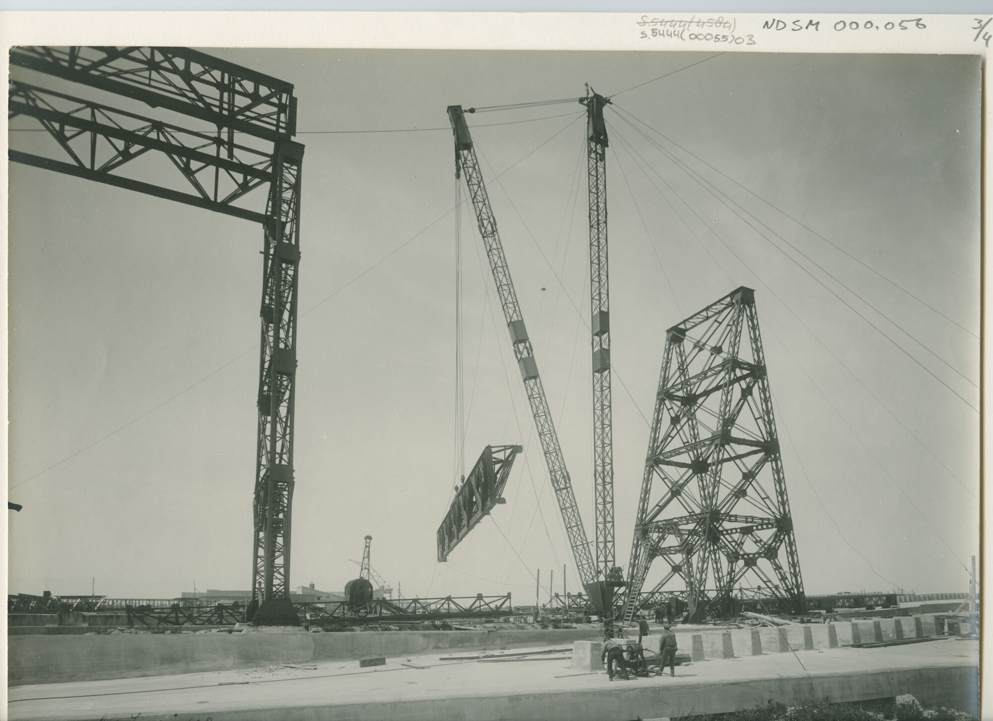 S.5444(00055)03; Foto van de nieuwbouw van de werf van de Nederlandsche Scheepsbouw Maatschappij aan de Cornelis Douwesweg in Amsterdam; foto