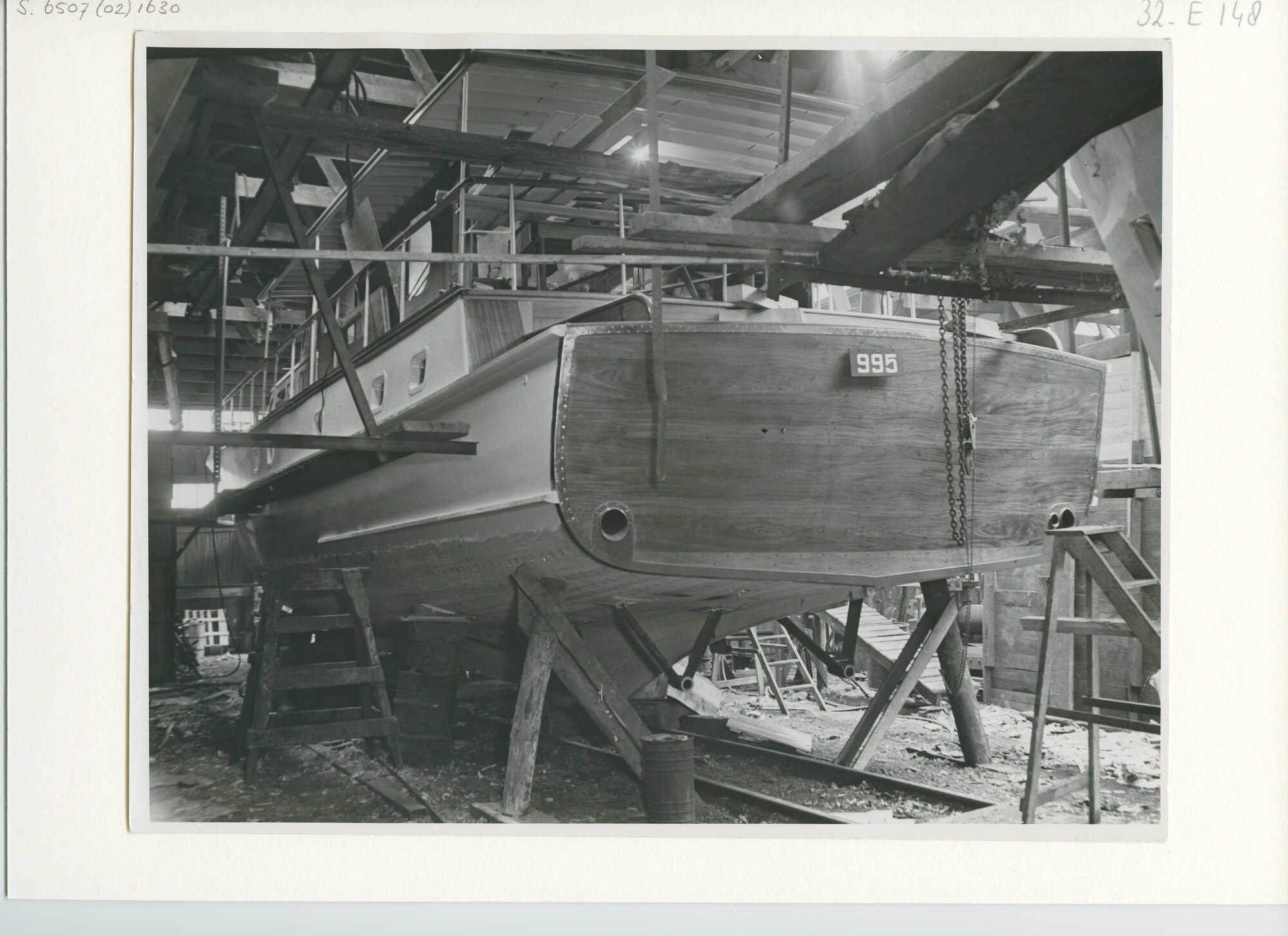S.6507(02)1630.02; Zwart-wit foto van een groot houten motorjacht; foto