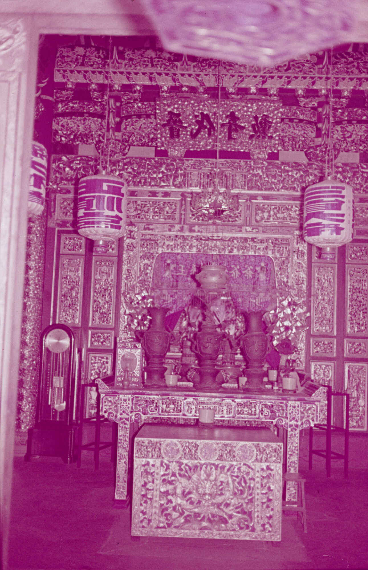 2015.0819; Dia van het interieur van een tempel; diapositief