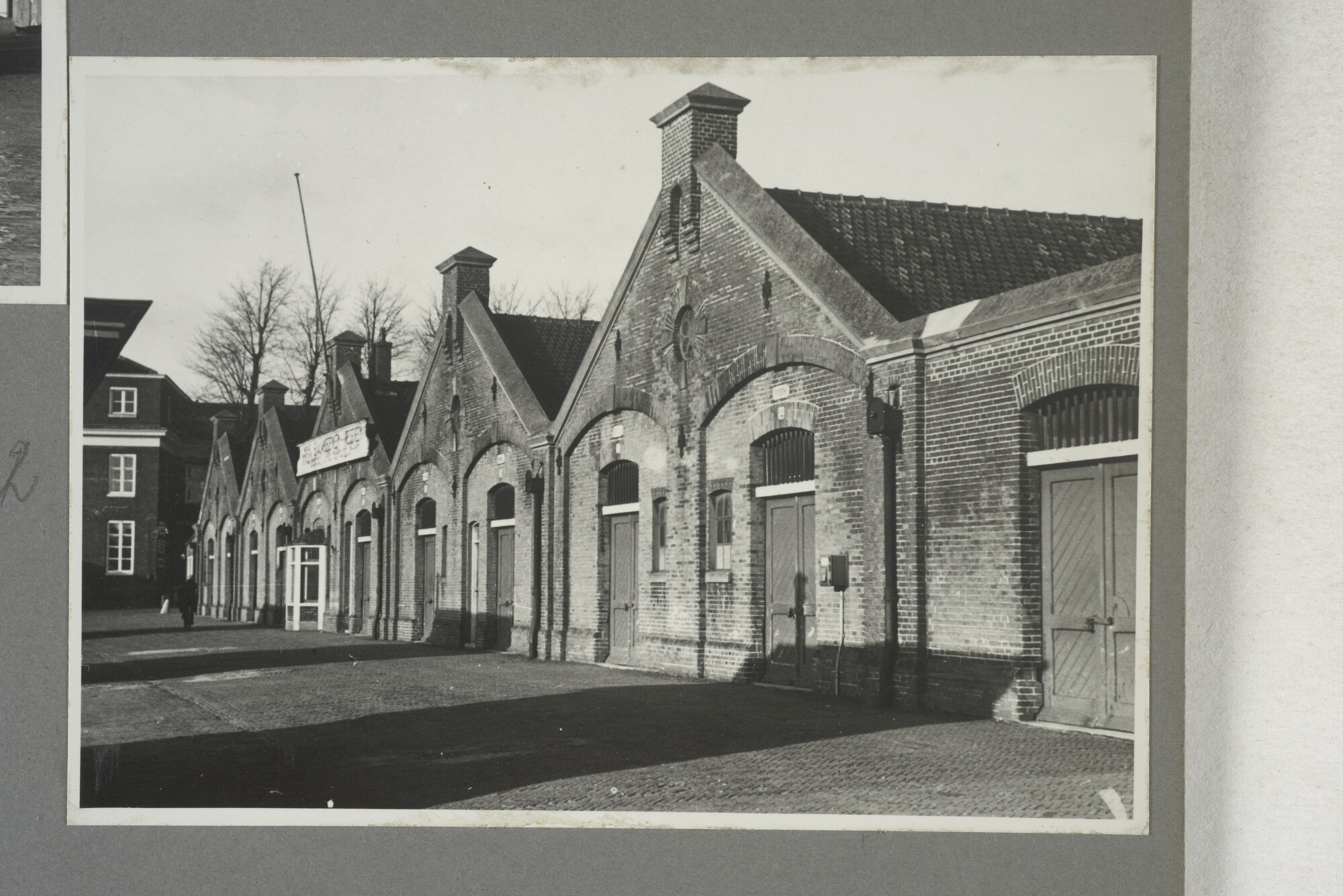 1998.2177; Omslag/ album met een grote hoeveelheid proeffoto's gemaakt door mw. A.M. Wolff-Koller in opdracht van de Gemeente Handelsinrichtingen in Amsterdam; omslag