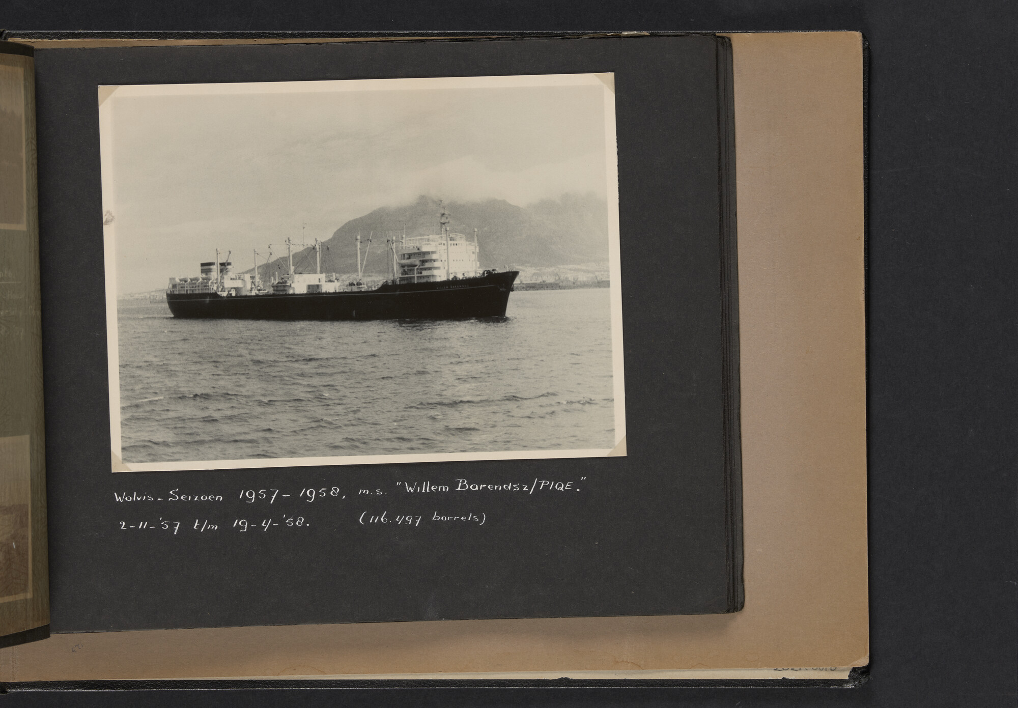 2021.0010; Fotoalbum van Joost Ossewaarde, radiotelegrafist, van reizen op diverse schepen van 1953 t/m 1958; fotoalbum