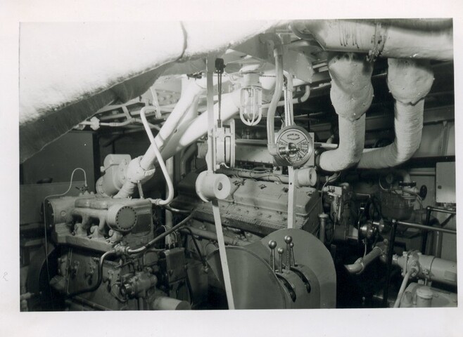 S.5219(12)0707; Interieurfoto's genomen aan boord van het passagiersschip (vluchtschip) Willem I (ex- LCT 443): machinekamer en de eetzaal; fotoreportage
