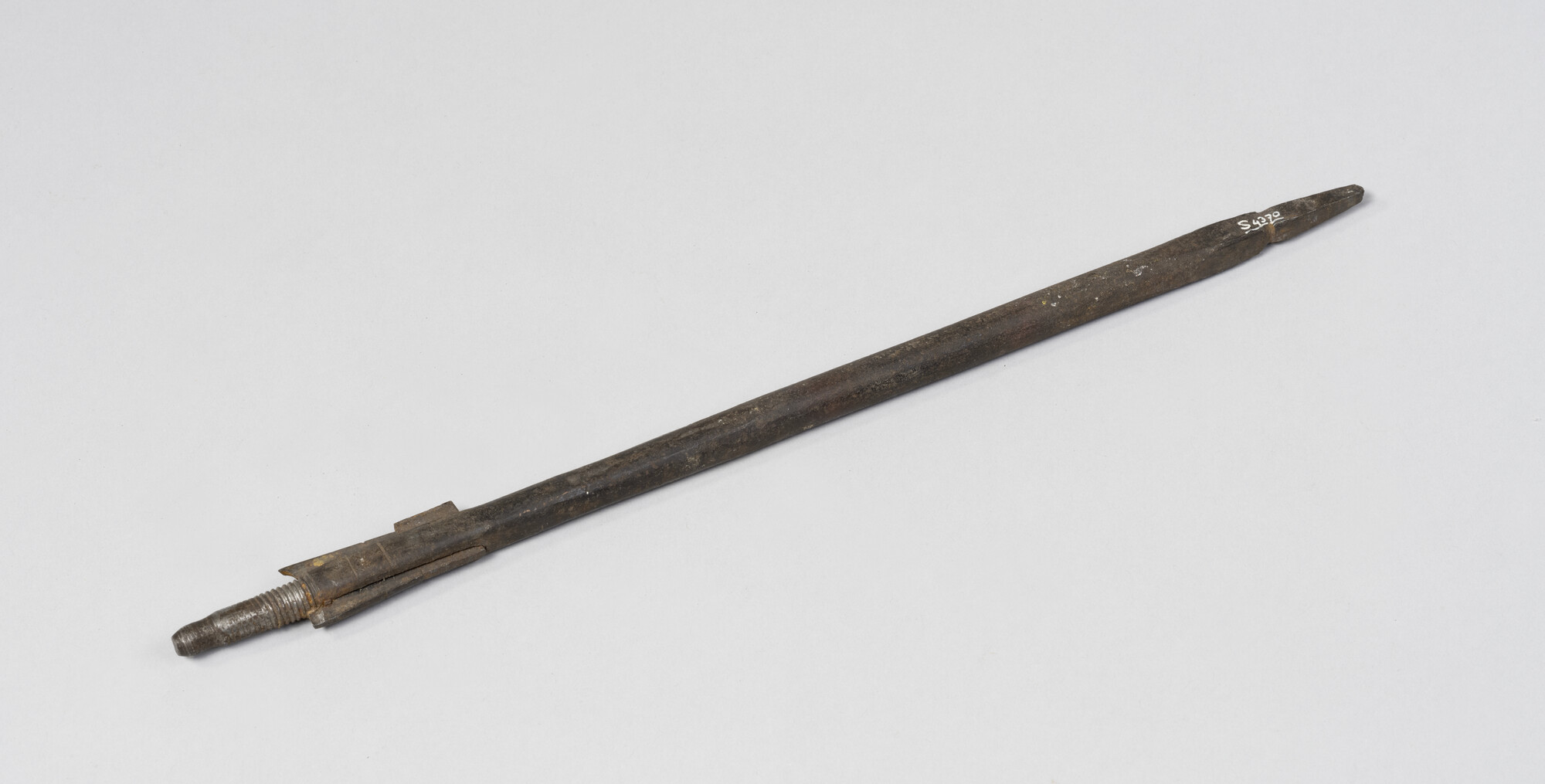 S.4370(089); Plaatboor, ijzer; boor (gereedschap)