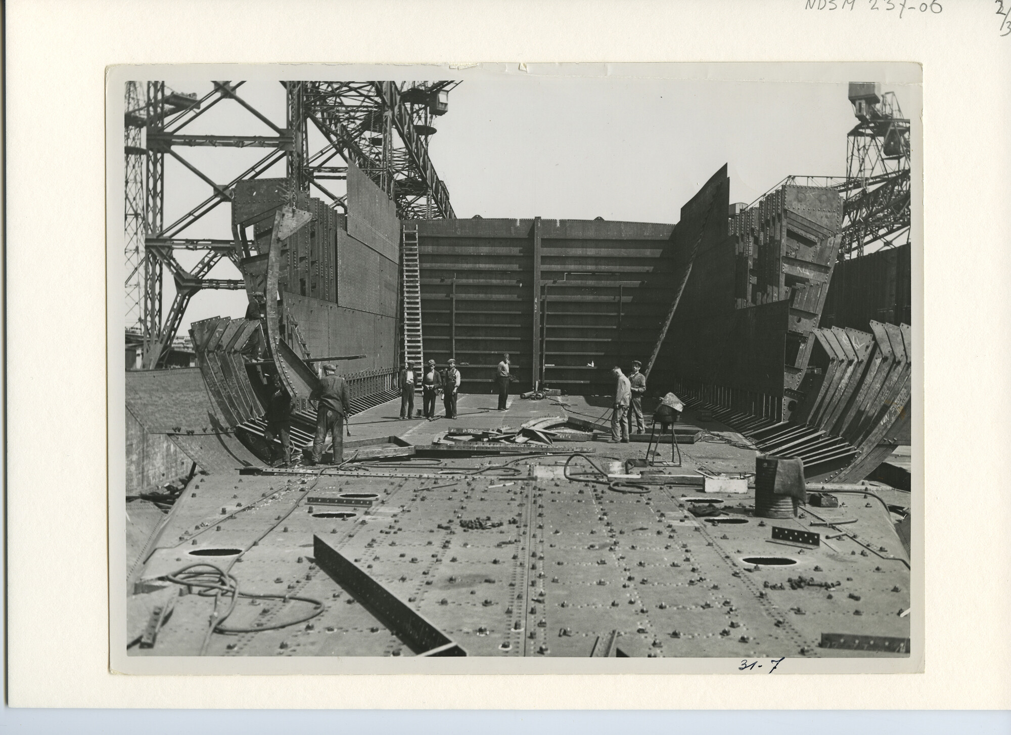 S.5444(1208)08; Foto van het vrachtschip ms. Walerii Meshlauk in aanbouw bij de NSM; foto