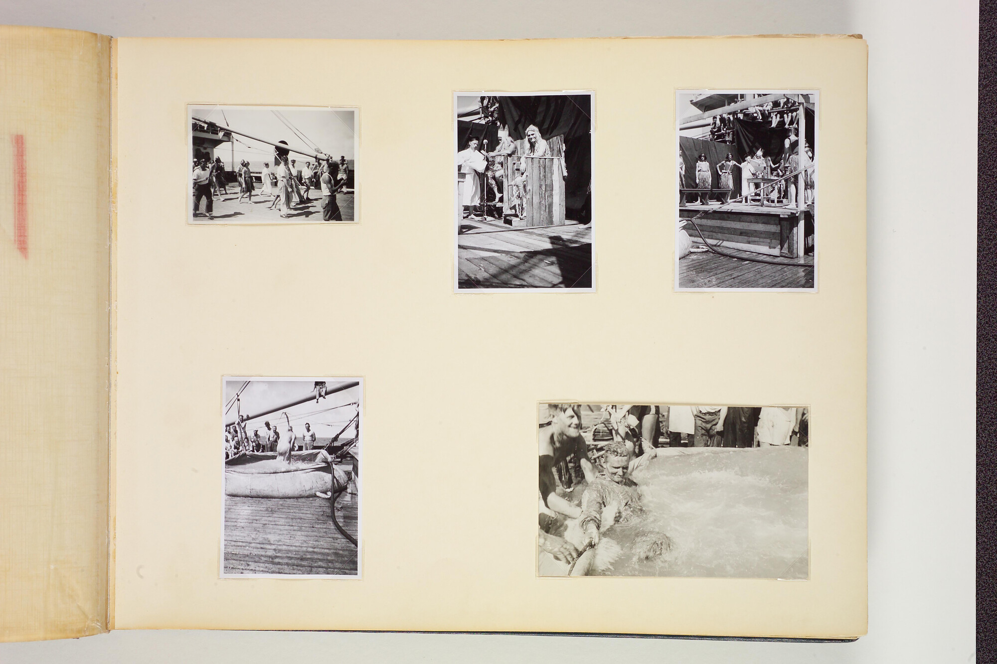 1990.0579; Tweede album met foto's van het walvismoederschip ms. Willem Barendsz (I); fotoalbum