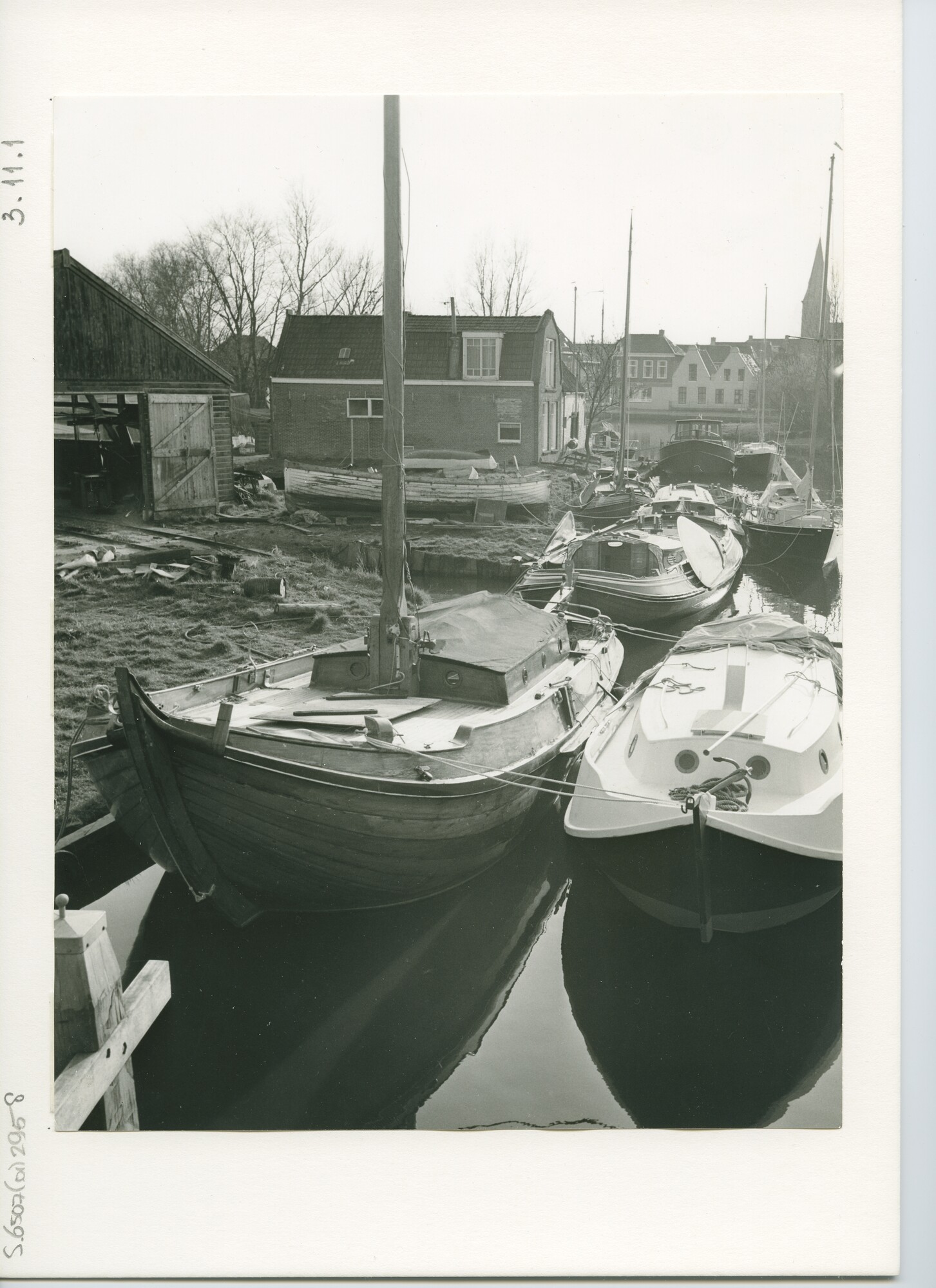 S.6507(01)2958; De jachtwerf van Pier Piersma in Heeg. Voor de wal drie nieuw gebouwde boeiers en een aantal andere jachten; foto