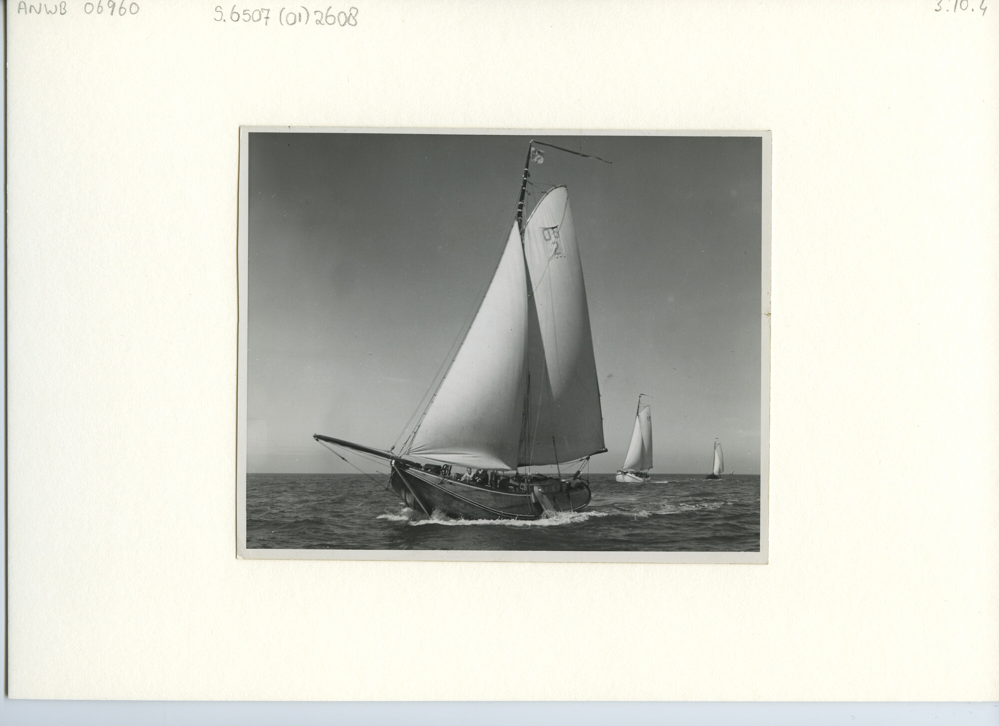 S.6507(01)2608; Vooraanzicht van een hoogaars zeilende met ruime wind op zee met daarachter een Lemsteraak en een hoogaars; foto