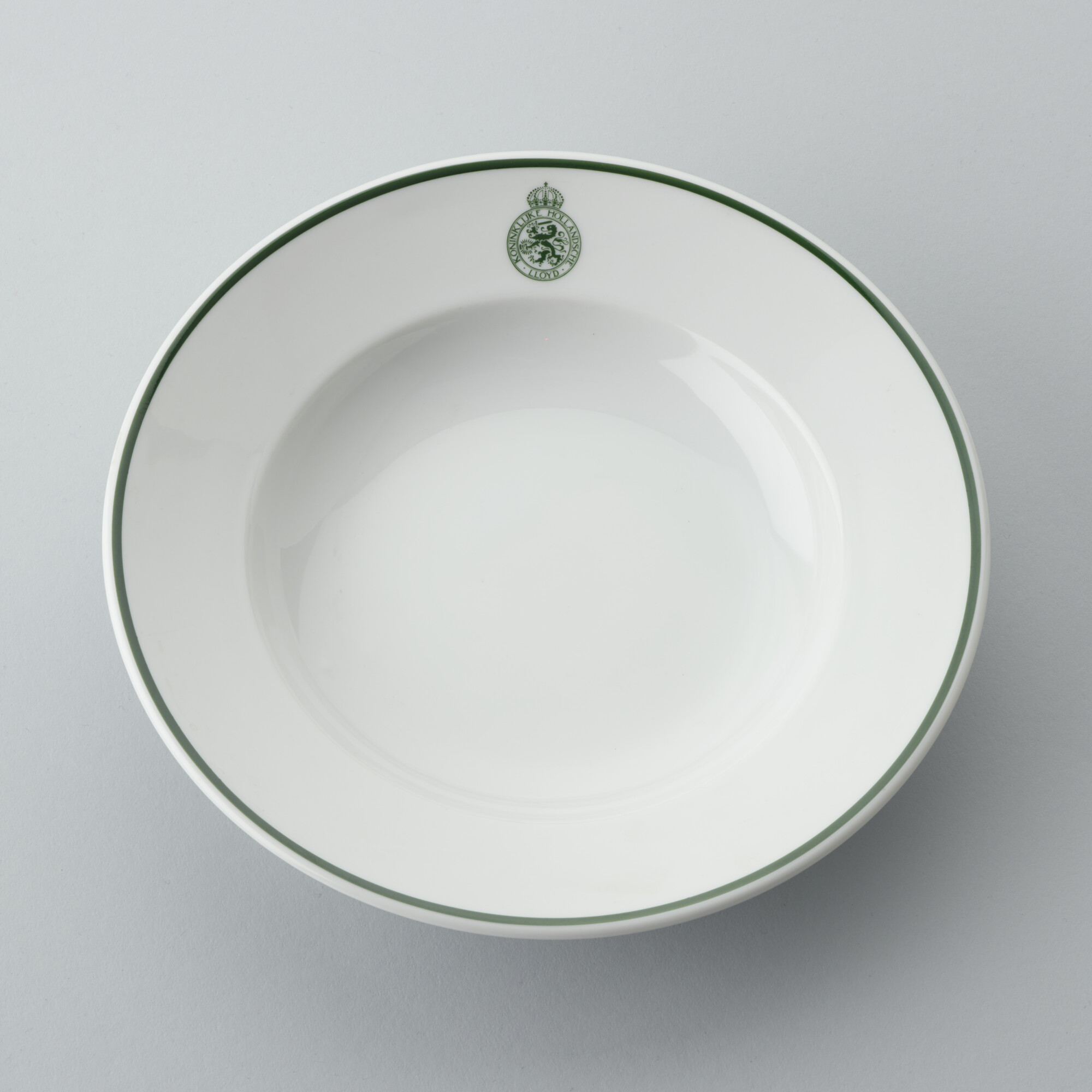 S.6483(2035)a; Groot, diep bord van porselein met het logo van de Koninklijke Hollandsche Lloyd; diep bord