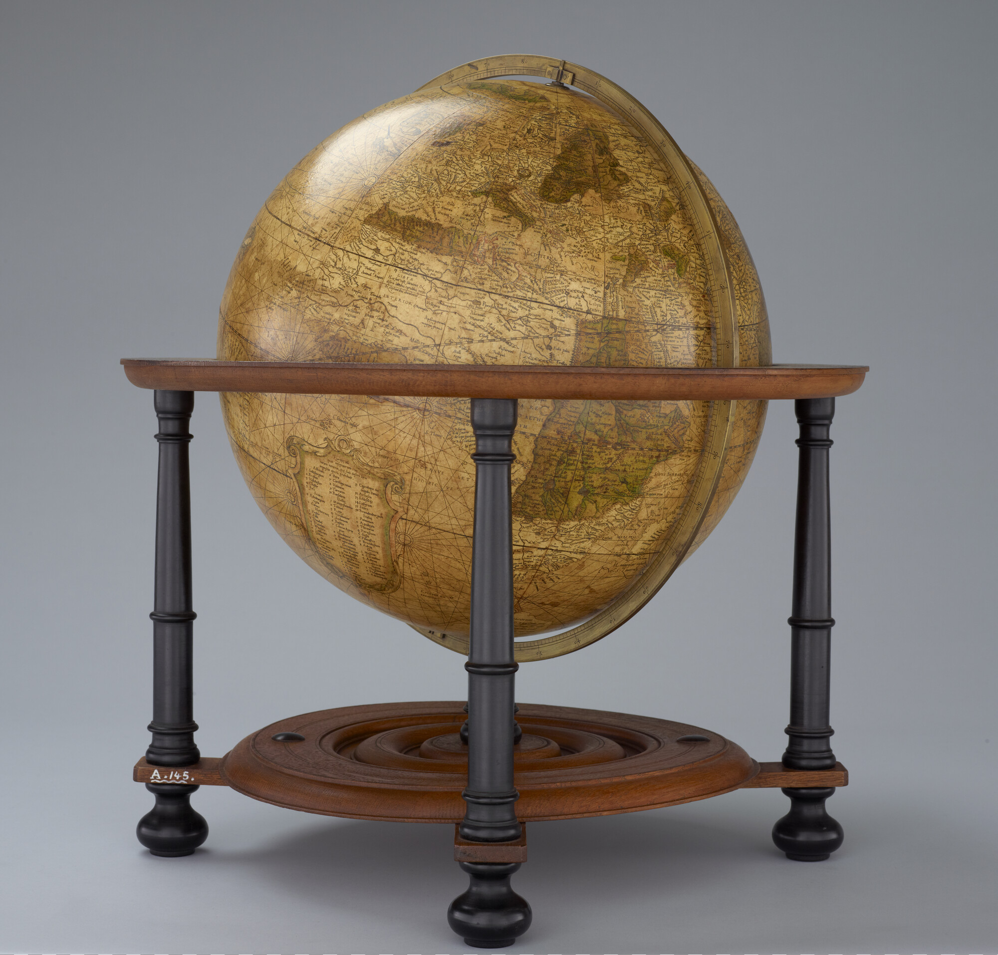 A.0145(025)01; Aardglobe van 42 cm. in doorsnede door Gerard Mercator, 1541, waarschijnlijk een facsimile editie uit 1875; globe