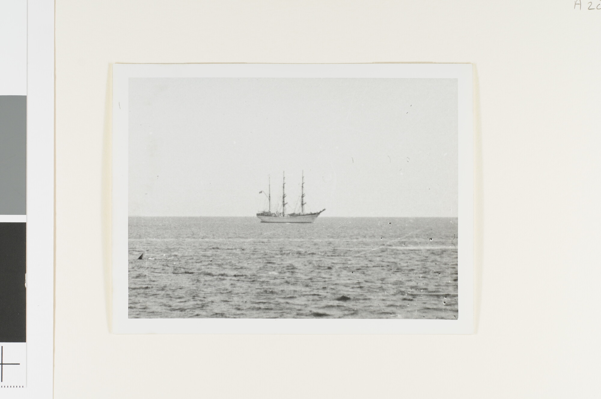 A.2867(01)107; Foto's van het zeilende schoolschip 'Gorch Fock' van de Duitse Kriegmarine tijdens een bezoek aan de haven van Den Helder; fotoreportage