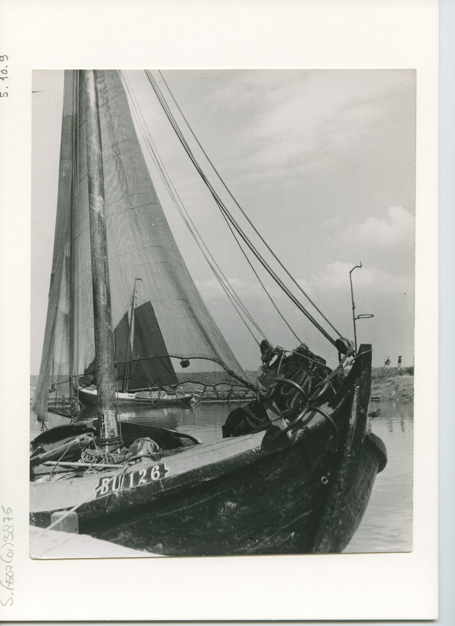 S.6507(01)3875; Het voorschip van de houten visbotter BU 126 (Bunschoten-Spakenburg) afgemeerd met te drogen hangende netten; foto