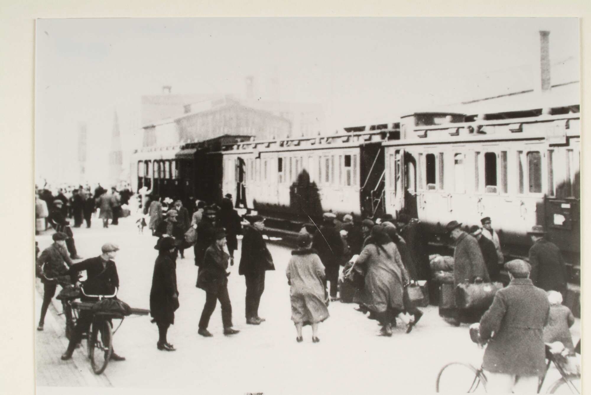 1997.1098; Reproductiefoto's van het verblijf van emigranten in het Lloyd-Hotel te Amsterdam (loods Rietlanden), 1923; fotoreportage