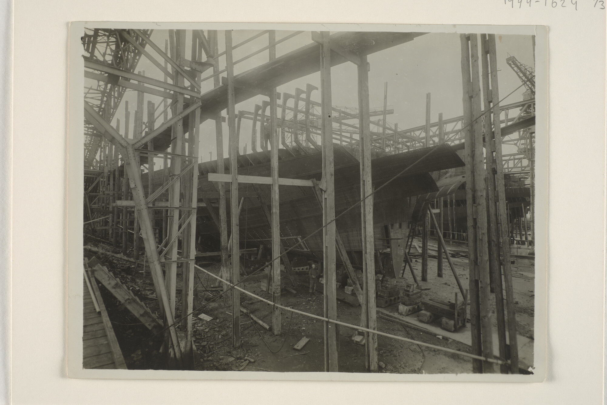 1994.1597; Schadefoto van het ss. 'Pahud' na de ketelexplosie aan de steiger te Belawan-Deli, april 1908; foto