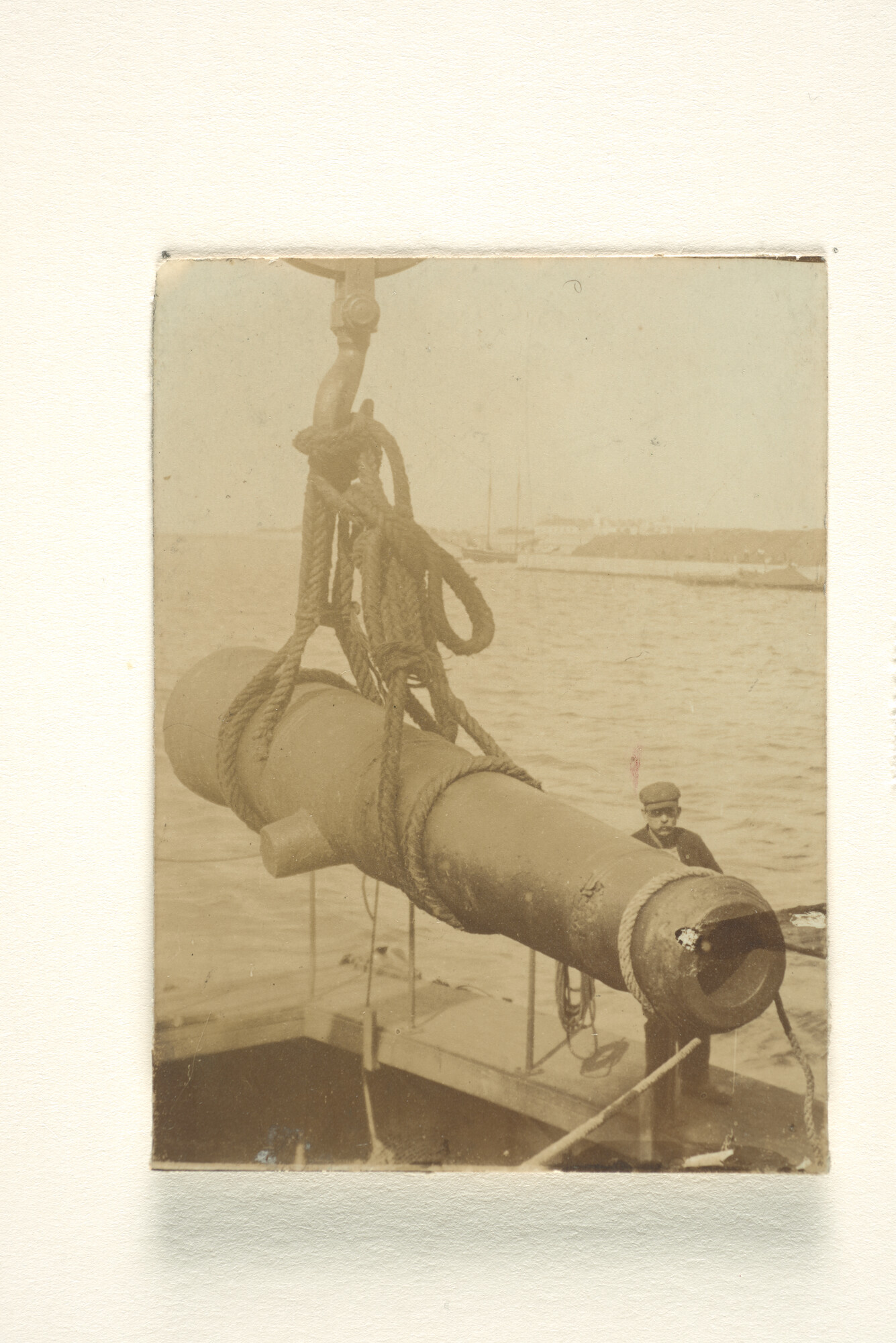 1994.7116; Het aan boord hijsen van een bronzen kanon van de 'Brederode' van het pantserschip Hr.Ms. 'Evertsen' afgemeerd in Kopenhagen [...]; fotoreportage