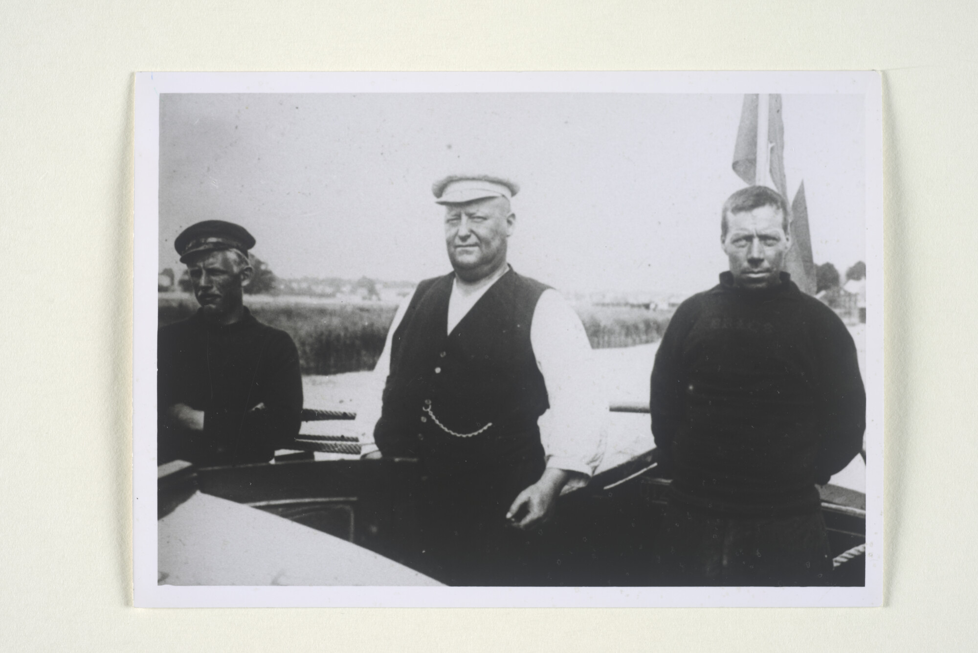 1999.1294; Portretfoto van drie bemanningsleden van het boeierjacht 'Bries', Eem 8 juni 1918; foto
